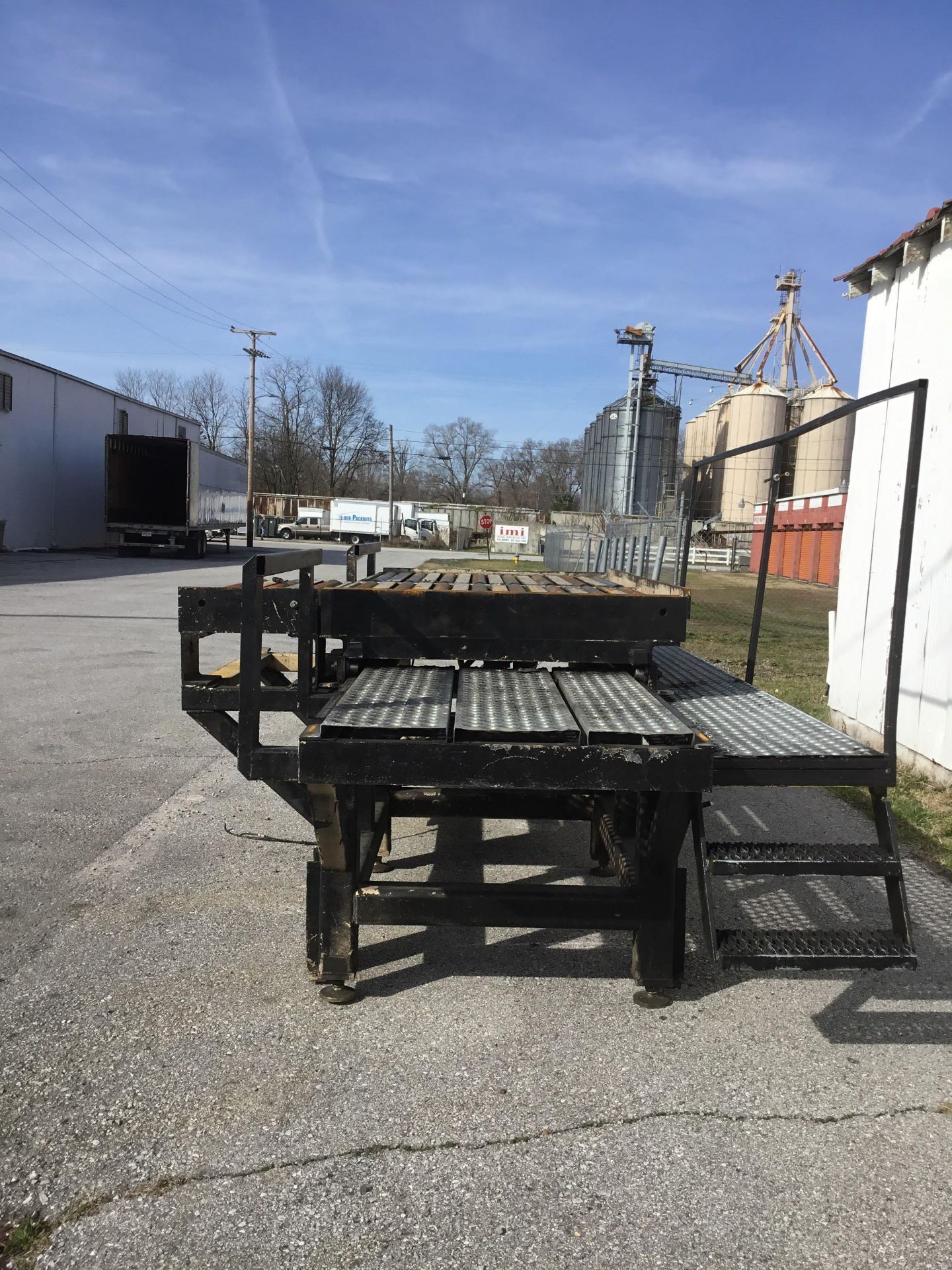 *LOCATED TULLAHOMA, TN* Adjustable Die-Changing Conveyor Table, Dimensions: 84" L x 147" W x 65.5" H - Image 2 of 6