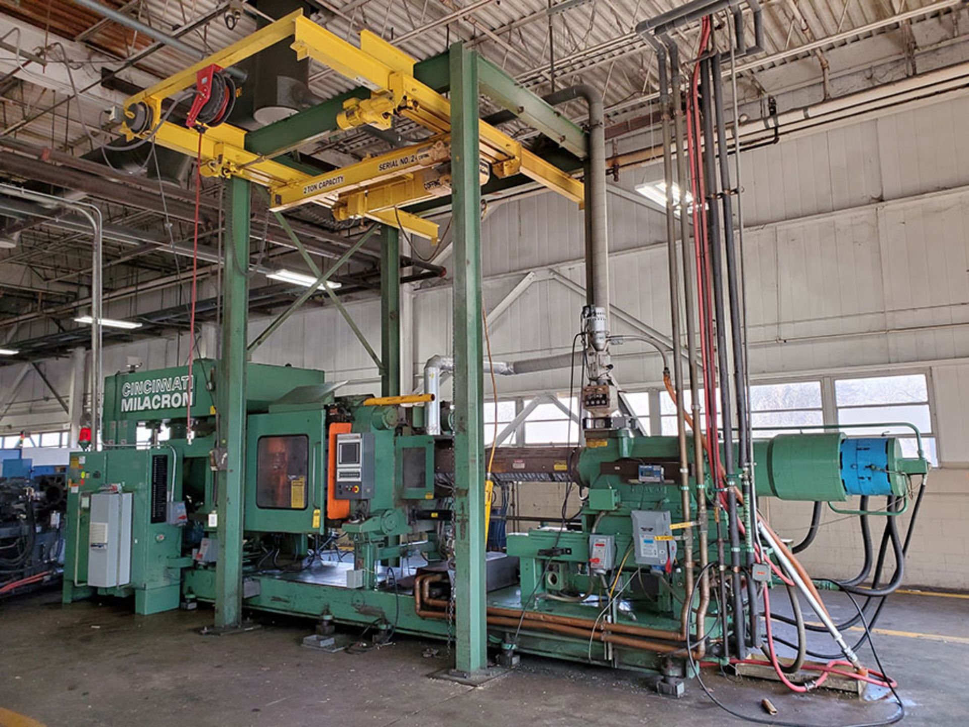 CINCINNATI MILACRON PLASTIC INJECTION MOLDING MACHINE; 500-TON, MODEL 500-70, S/N 4025A21/85-38,