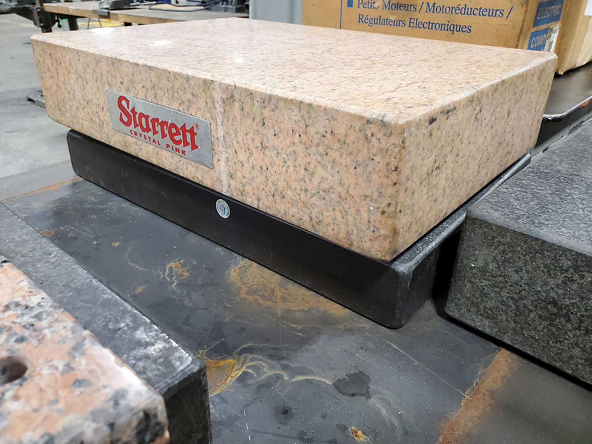 LOT OF ASSORTED GRANITE SURFACE PLATES ON STEEL WORKTABLE - Image 7 of 9