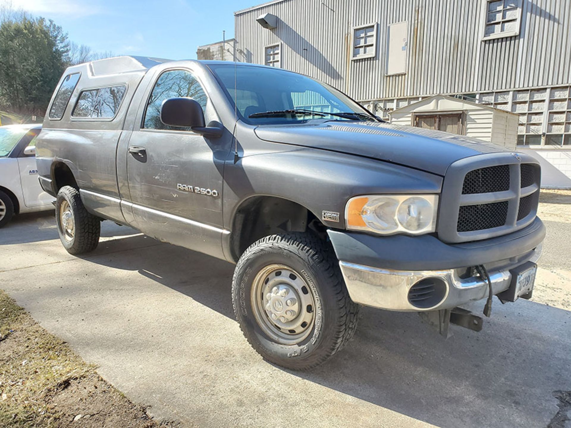 2004 DODGE 2500 4X4 PICKUP TRUCK; WITH 5.7 LITER HEMI MAGNUM, CAMPER SHELL, MINUTE MOUNT (2) - Image 12 of 23