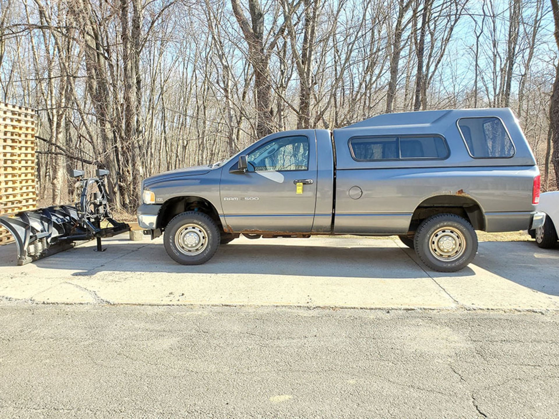 2004 DODGE 2500 4X4 PICKUP TRUCK; WITH 5.7 LITER HEMI MAGNUM, CAMPER SHELL, MINUTE MOUNT (2) - Image 9 of 23