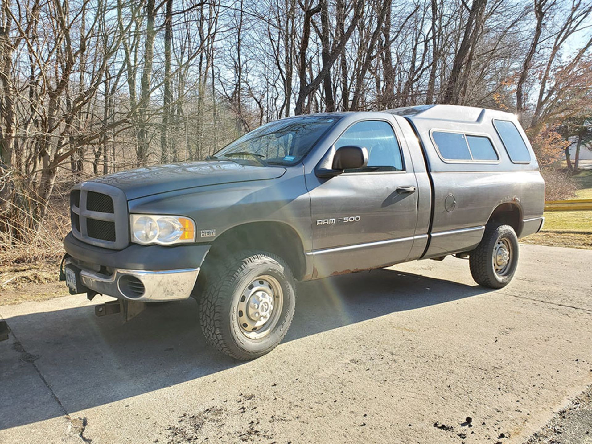 2004 DODGE 2500 4X4 PICKUP TRUCK; WITH 5.7 LITER HEMI MAGNUM, CAMPER SHELL, MINUTE MOUNT (2) - Image 4 of 23