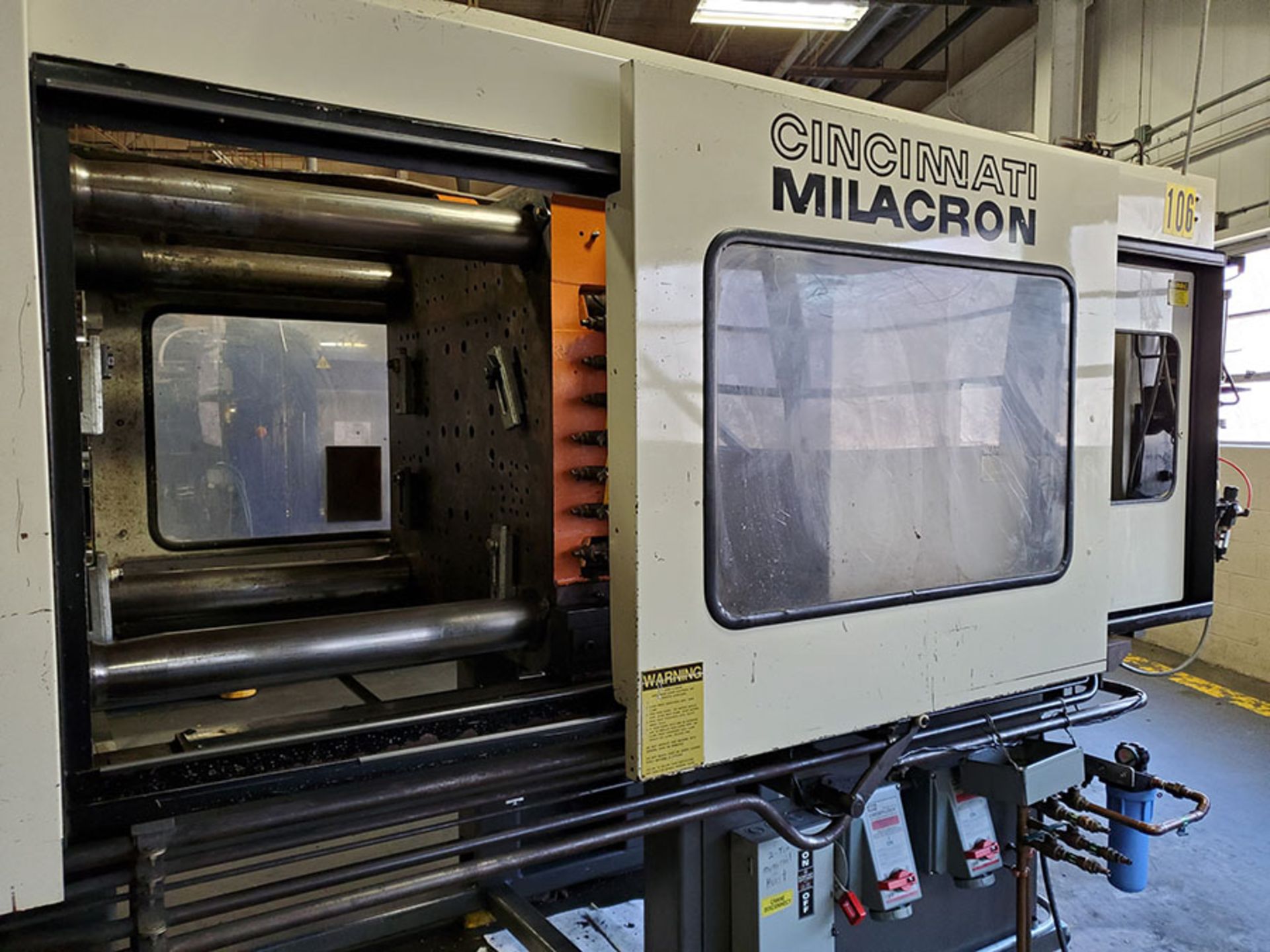 1994 CINCINNATI MILACRON 300-TON PLASTIC INJECTION MOLDING MACHINE; MODEL VH-300-21, S/N - Image 19 of 22