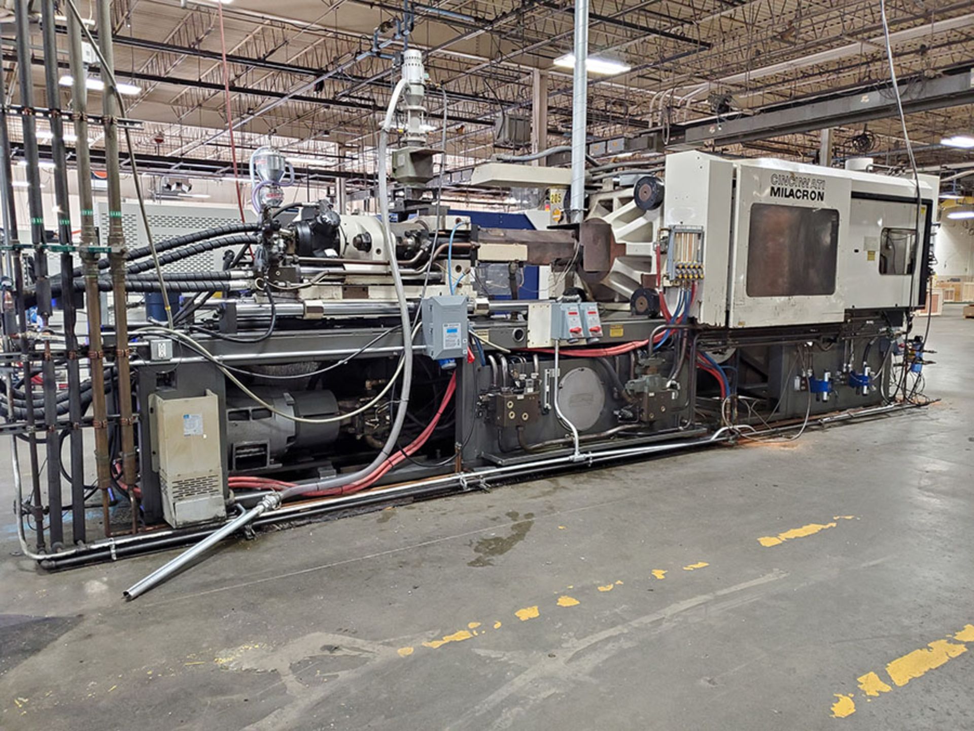 1994 CINCINNATI MILACRON 400-TON PLASTIC INJECTION MOLDING MACHINE; MODEL VH-400-29, S/N - Image 16 of 18