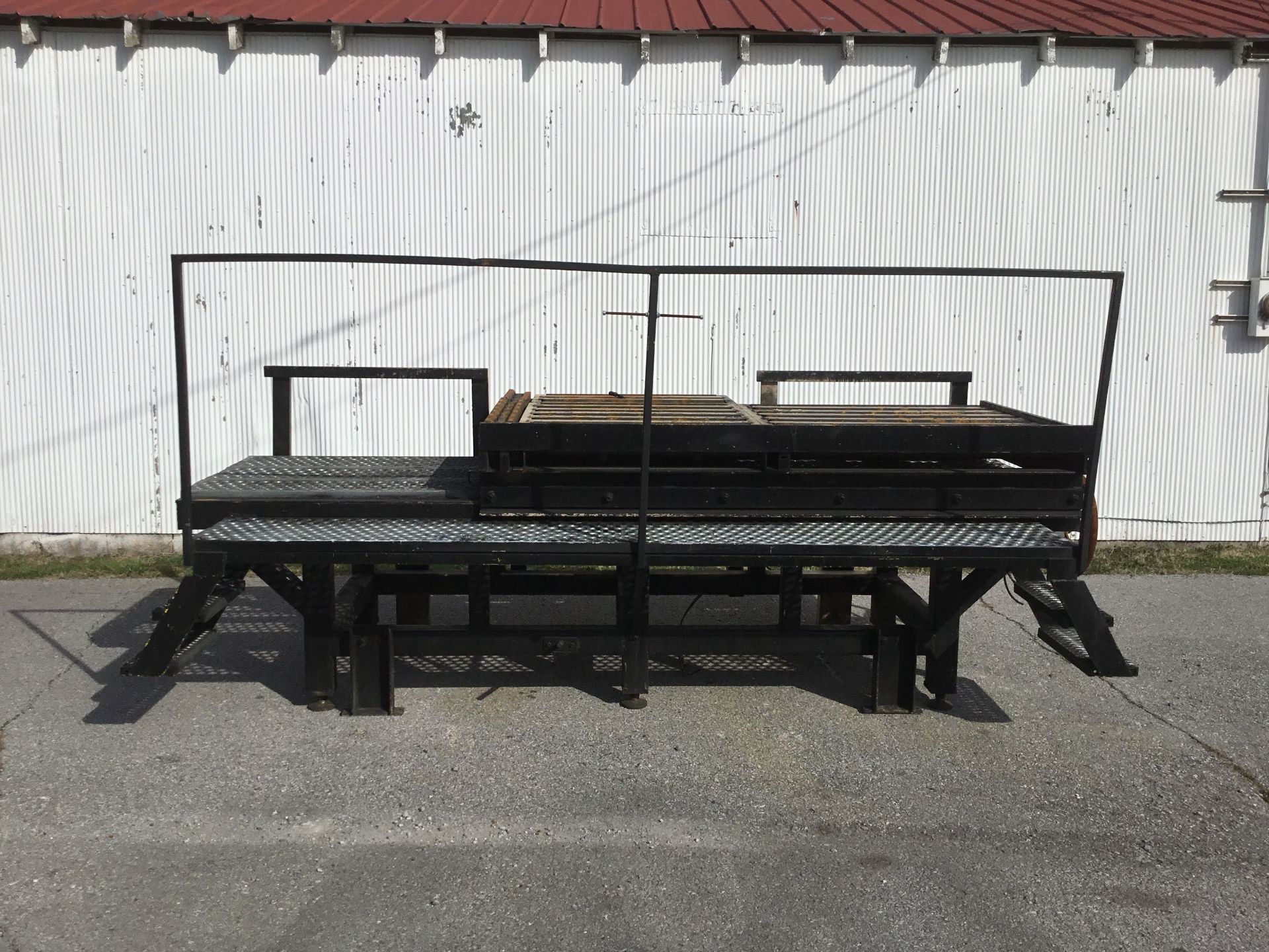 *LOCATED TULLAHOMA, TN* Adjustable Die-Changing Conveyor Table, Dimensions: 84" L x 147" W x 65.5" H - Image 4 of 6