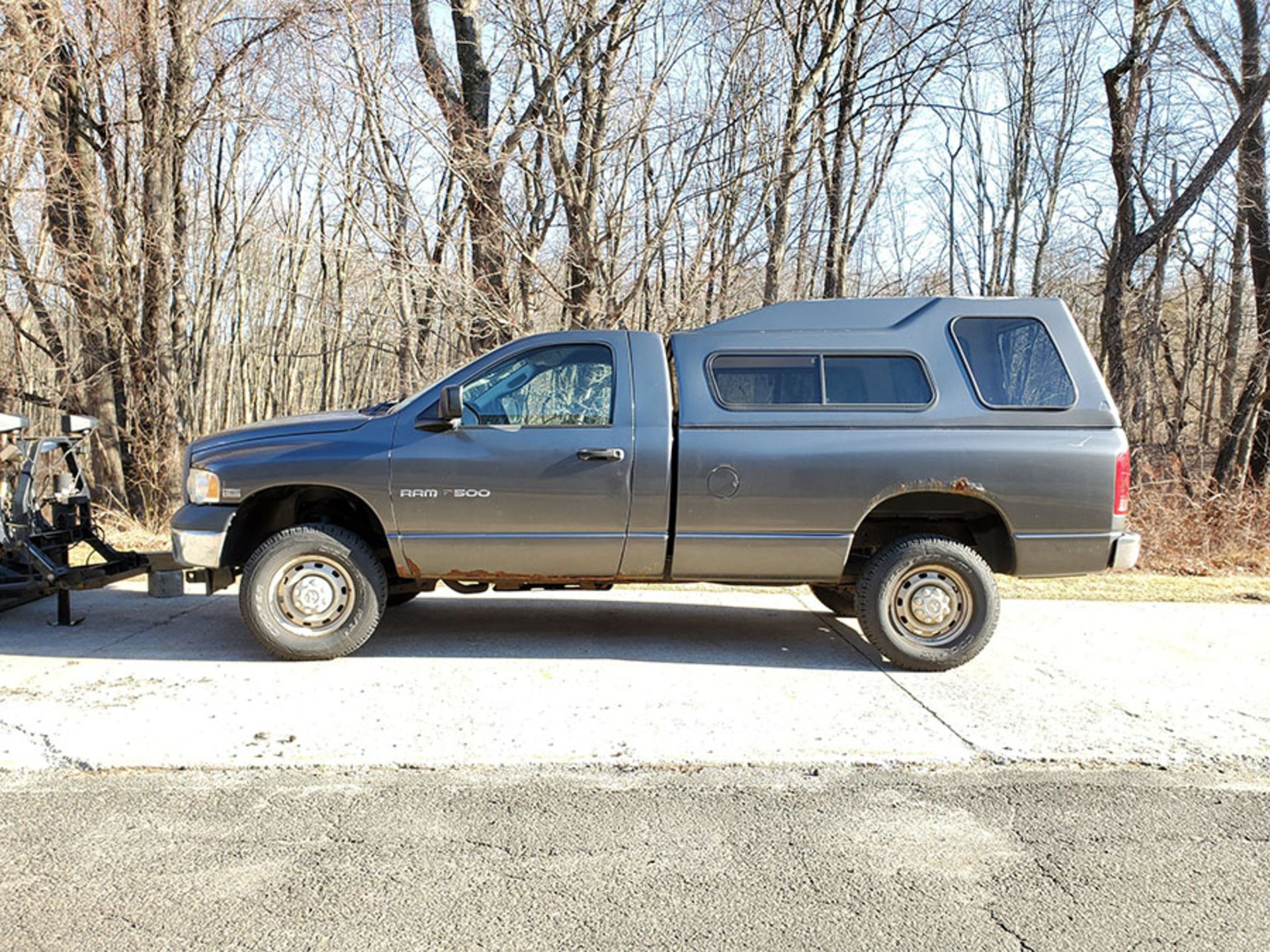 2004 DODGE 2500 4X4 PICKUP TRUCK; WITH 5.7 LITER HEMI MAGNUM, CAMPER SHELL, MINUTE MOUNT (2) - Image 3 of 23