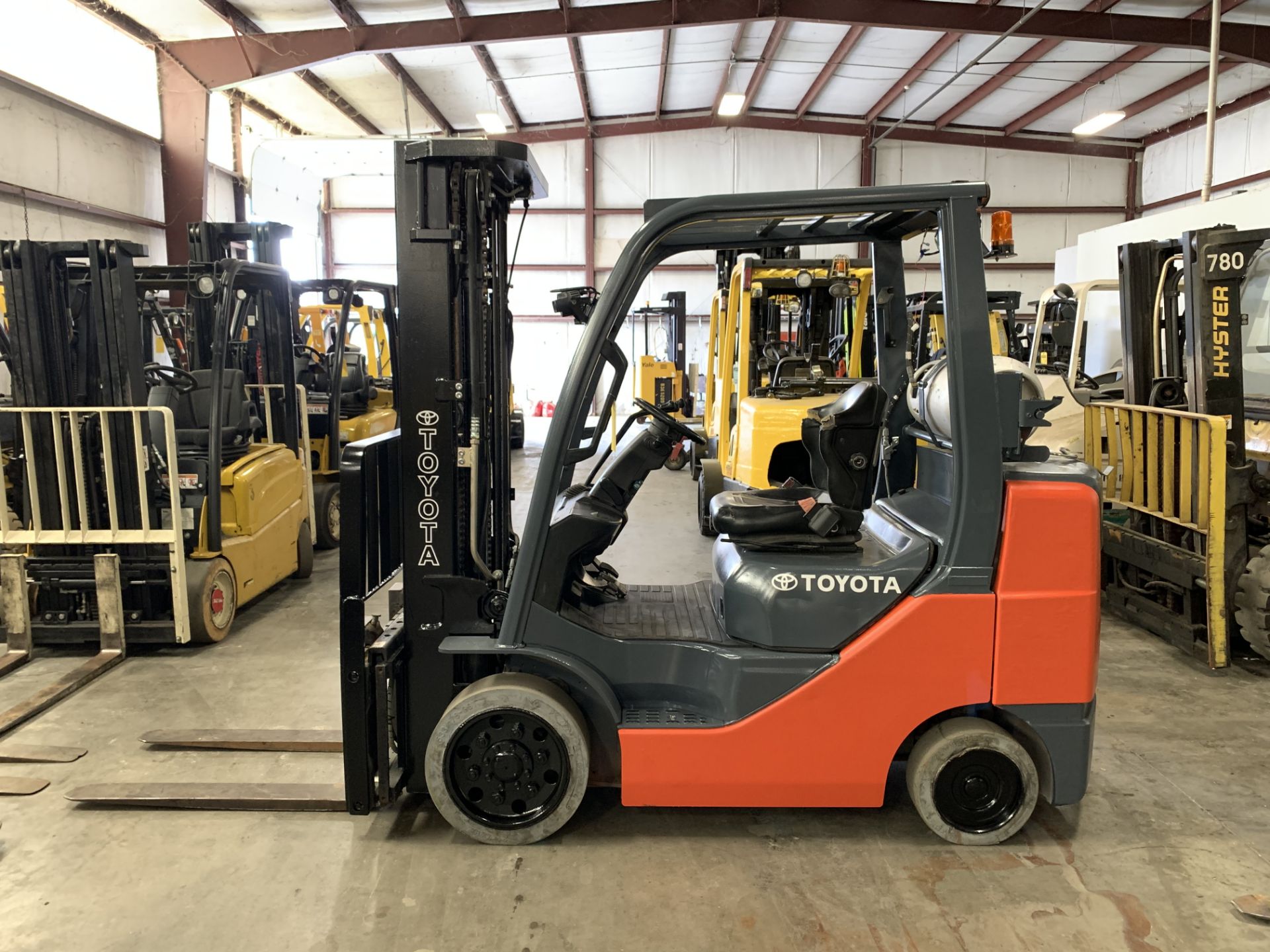 *LOCATED OHIO* 2015 TOYOTA 6,000-LB CAP. FORKLIFT, MOD: 8FGCU30, LP, SOLID TIRES, 3-STAGE, 9,938 HRS