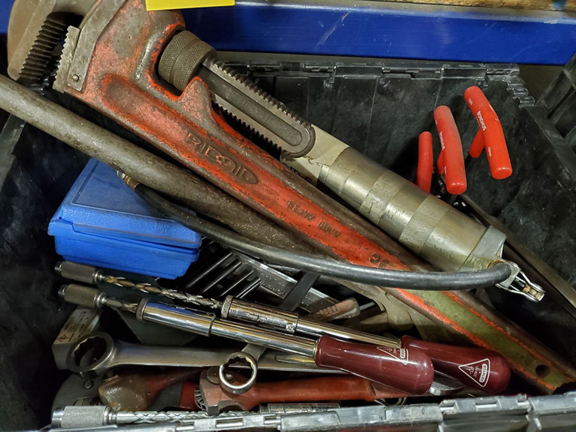 LOT OF ASSORTED HAND TOOLS - Image 4 of 10