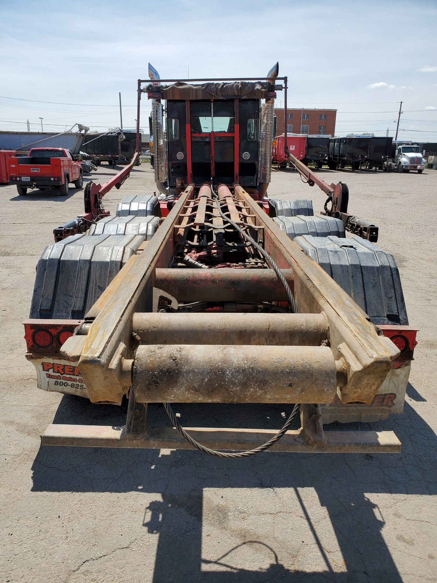 2014 KENWORTH T800 75,000 LB. HOIST & ROLL-OFF TRACTOR, VIN 1NKDX4TX1EJ341596, 258,000 MILES, - Image 15 of 34