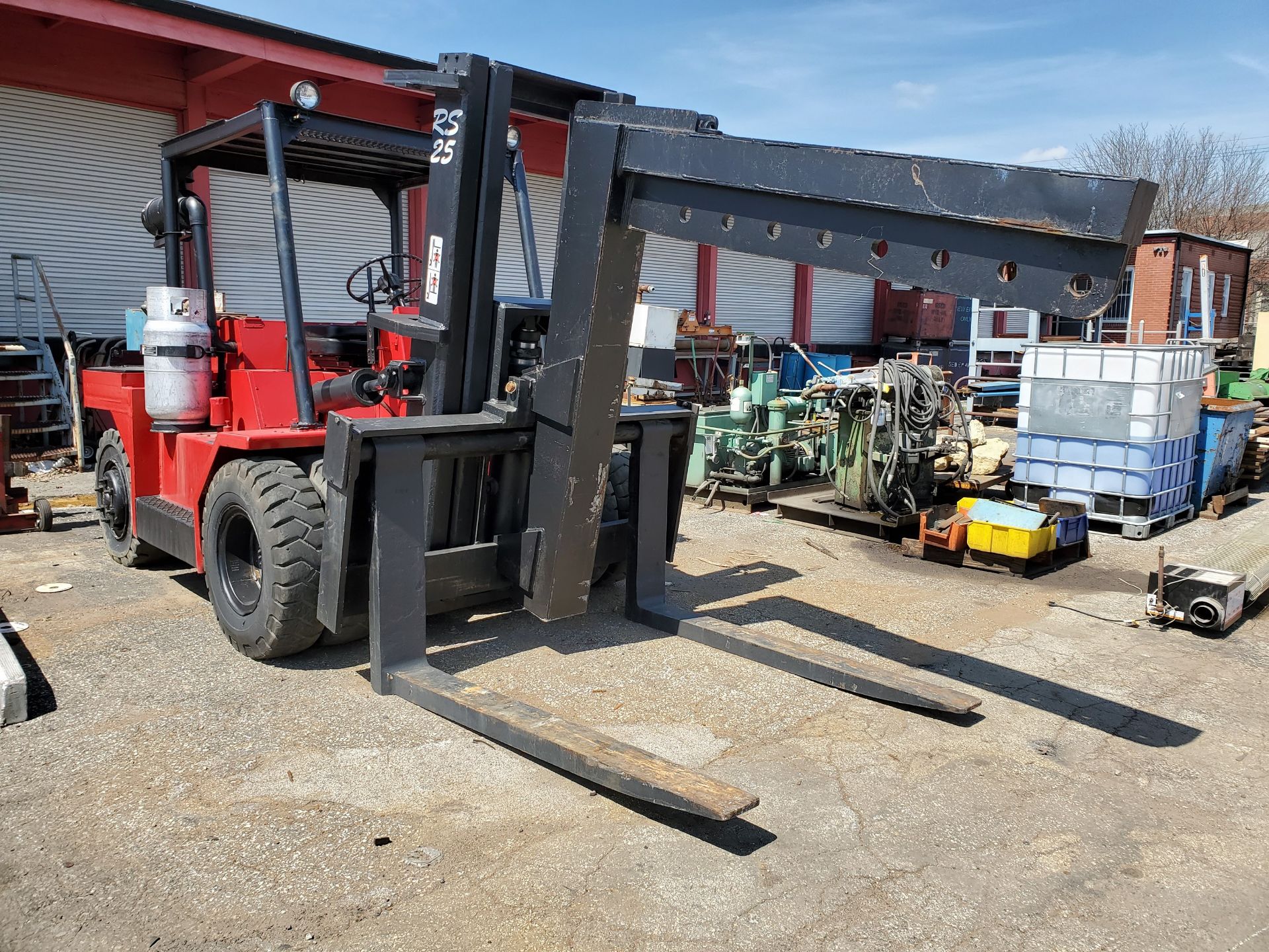 RIGGERS SPECIAL RS25 25,000 LB. CAP. LPG FORKLIFT, DUAL FRONT PNEUMATIC TIRES, 2-STAGE - Image 4 of 26