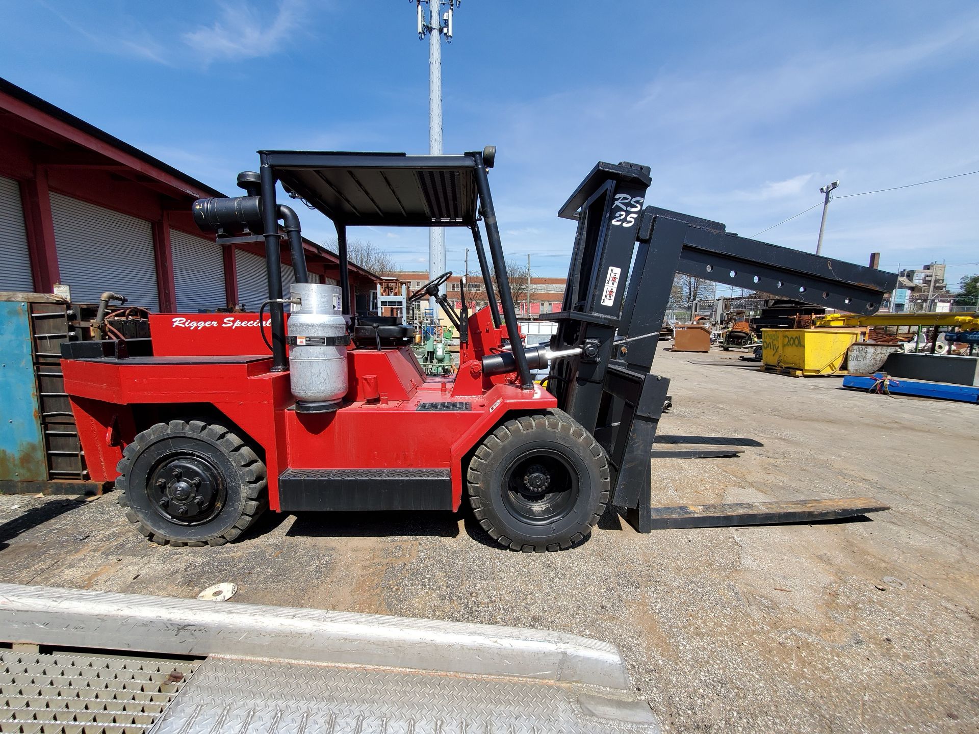 RIGGERS SPECIAL RS25 25,000 LB. CAP. LPG FORKLIFT, DUAL FRONT PNEUMATIC TIRES, 2-STAGE - Image 7 of 26