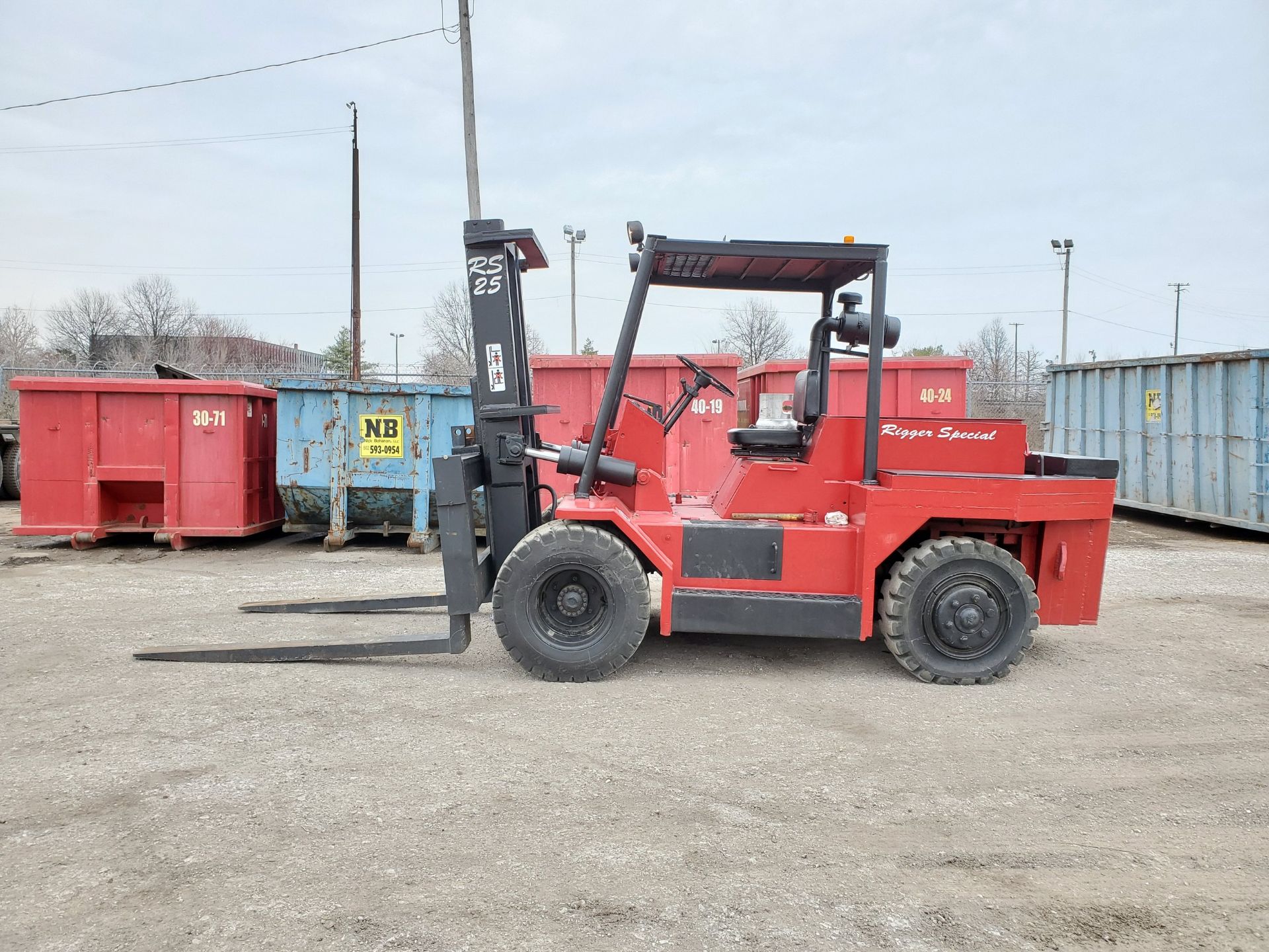 RIGGERS SPECIAL RS25 25,000 LB. CAP. LPG FORKLIFT, DUAL FRONT PNEUMATIC TIRES, 2-STAGE - Image 6 of 26