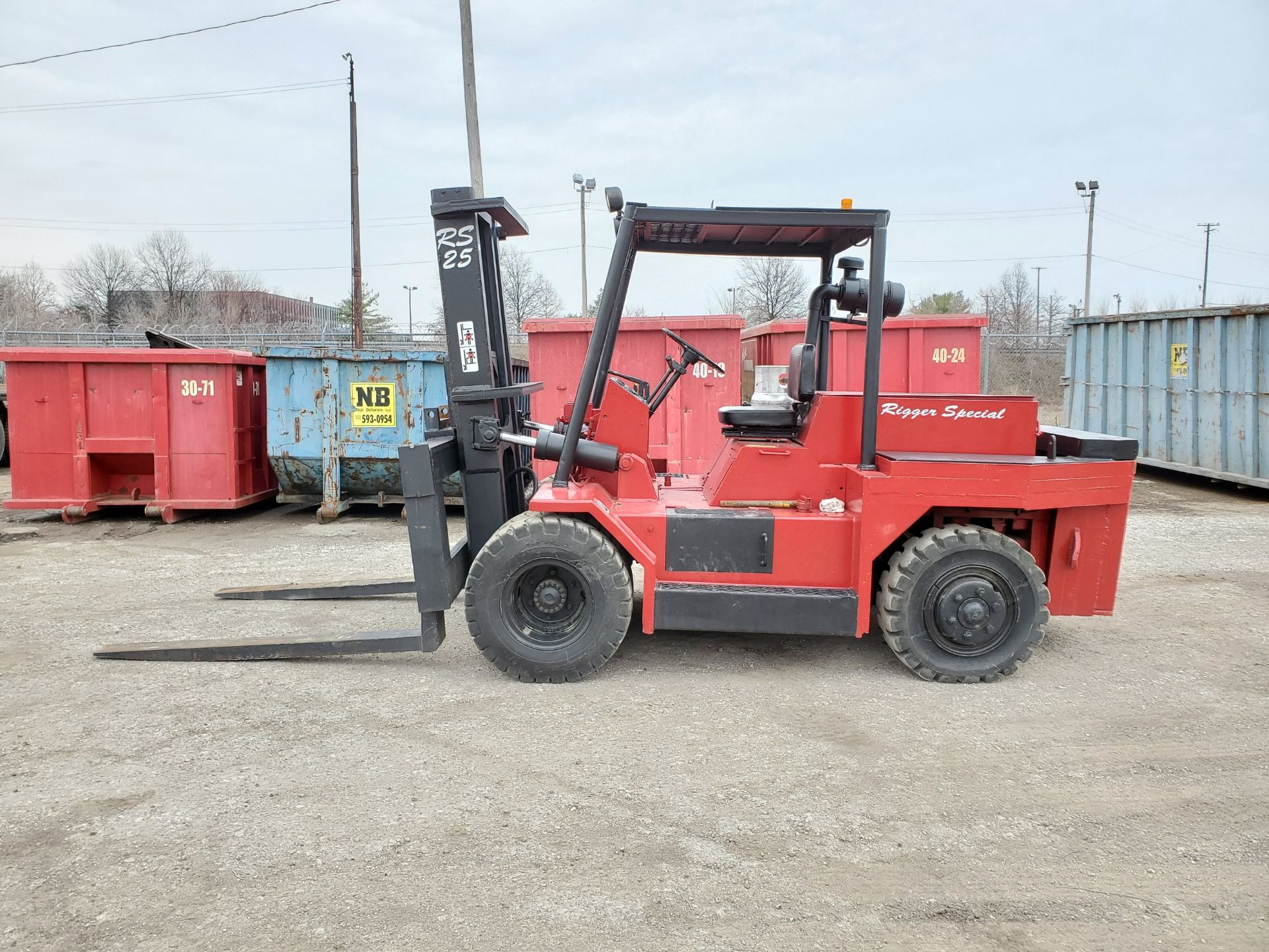 RIGGERS SPECIAL RS25 25,000 LB. CAP. LPG FORKLIFT, DUAL FRONT PNEUMATIC TIRES, 2-STAGE