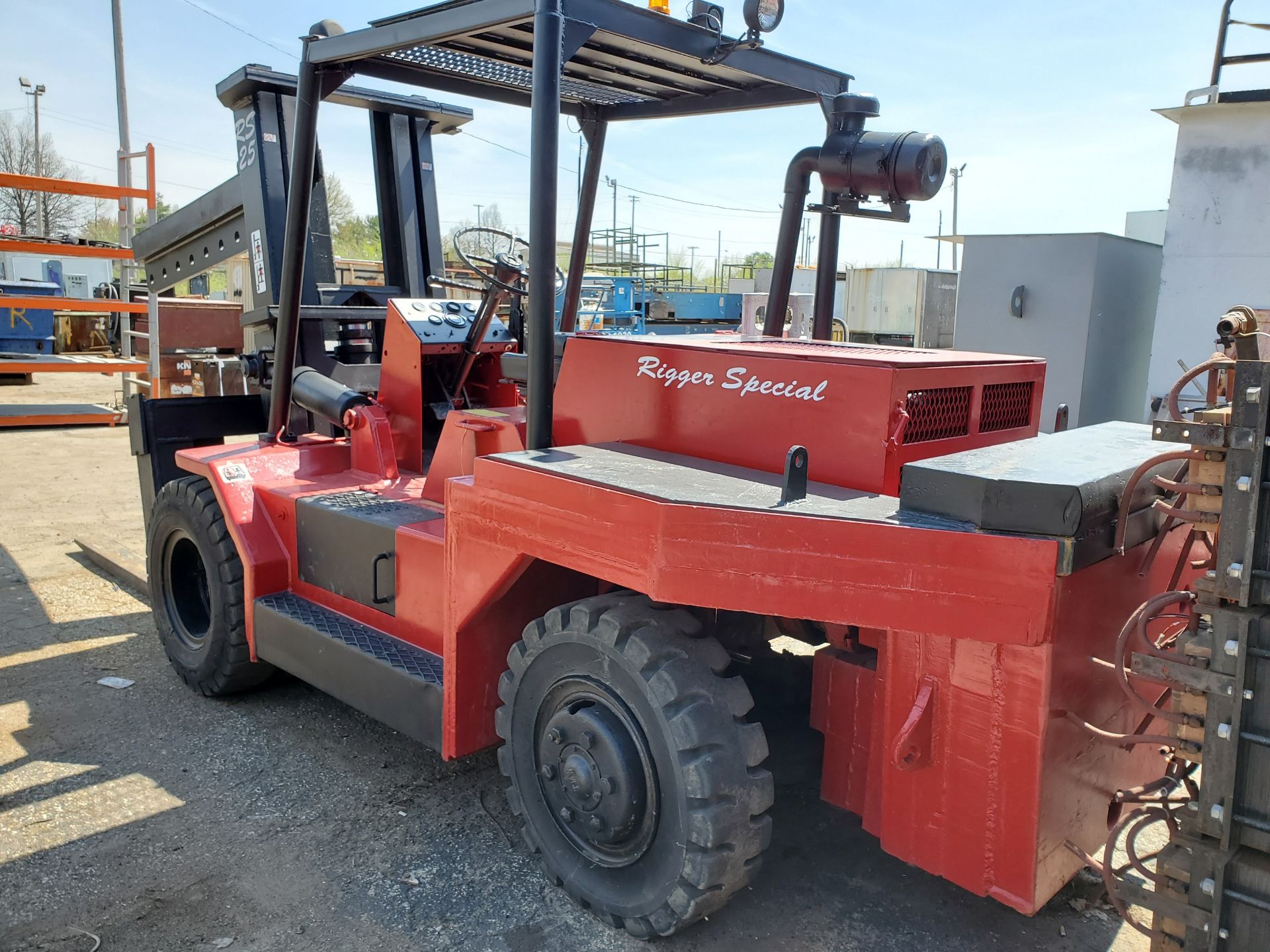 RIGGERS SPECIAL RS25 25,000 LB. CAP. LPG FORKLIFT, DUAL FRONT PNEUMATIC TIRES, 2-STAGE - Image 16 of 26