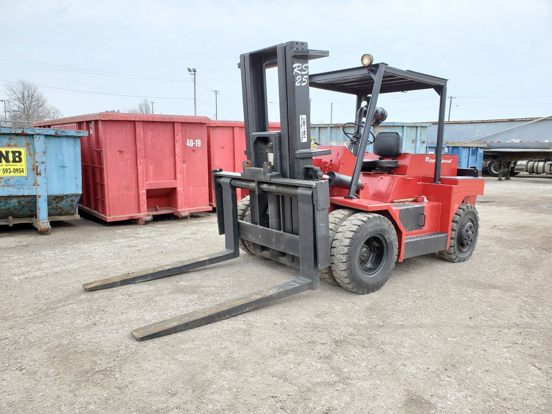 RIGGERS SPECIAL RS25 25,000 LB. CAP. LPG FORKLIFT, DUAL FRONT PNEUMATIC TIRES, 2-STAGE - Image 20 of 26