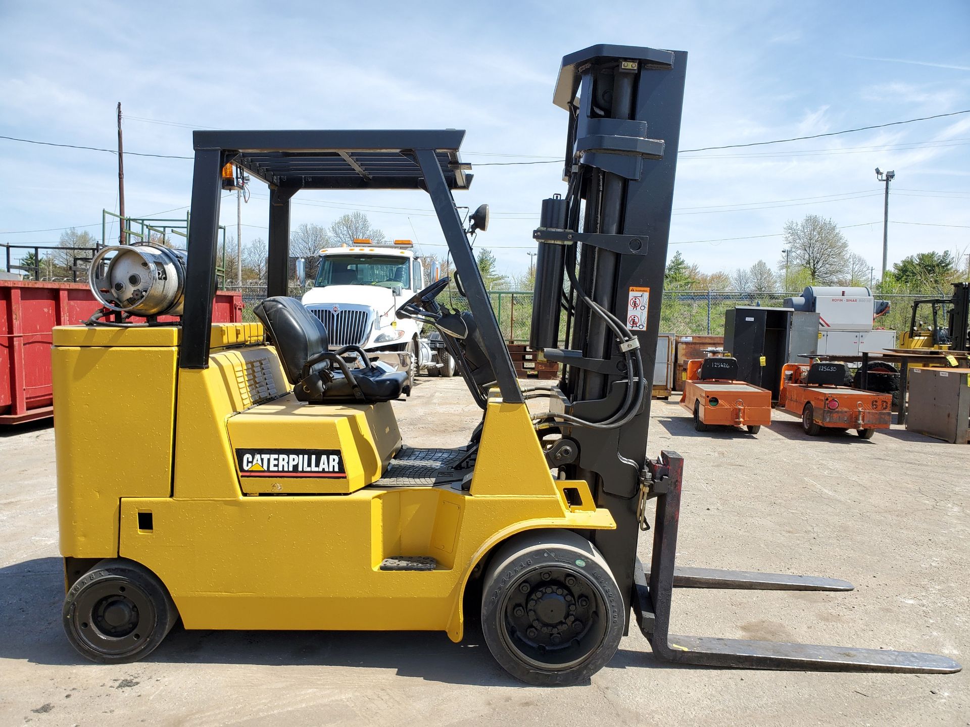 CATERPILLAR GC55KS1 12,000 LB. CAP. LPG FORKLIFT, 3-STAGE MAST, 209'' MAX LOAD HEIGHT, SOLID - Image 7 of 13