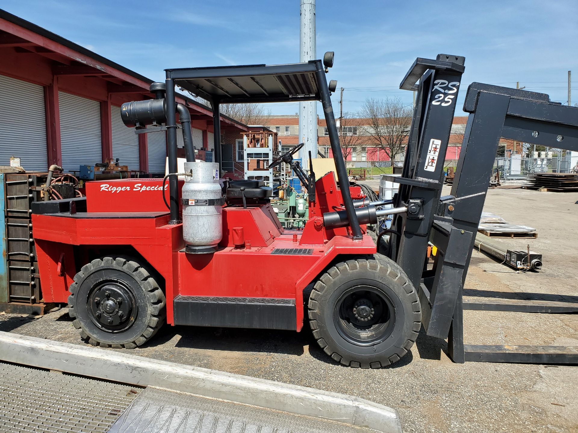 RIGGERS SPECIAL RS25 25,000 LB. CAP. LPG FORKLIFT, DUAL FRONT PNEUMATIC TIRES, 2-STAGE - Image 5 of 26