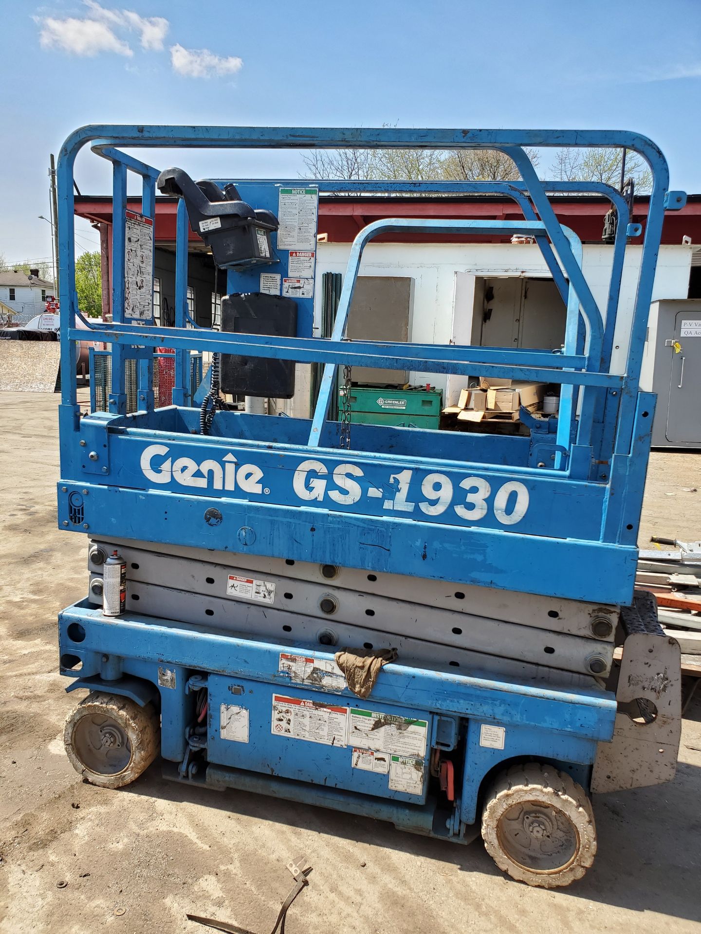 GENIE GS-1930 ELECTRIC SCISSOR LIFT, 19' MAX PLATFORM HEIGHT, 500 LB. CAP., #7046 - Image 4 of 8