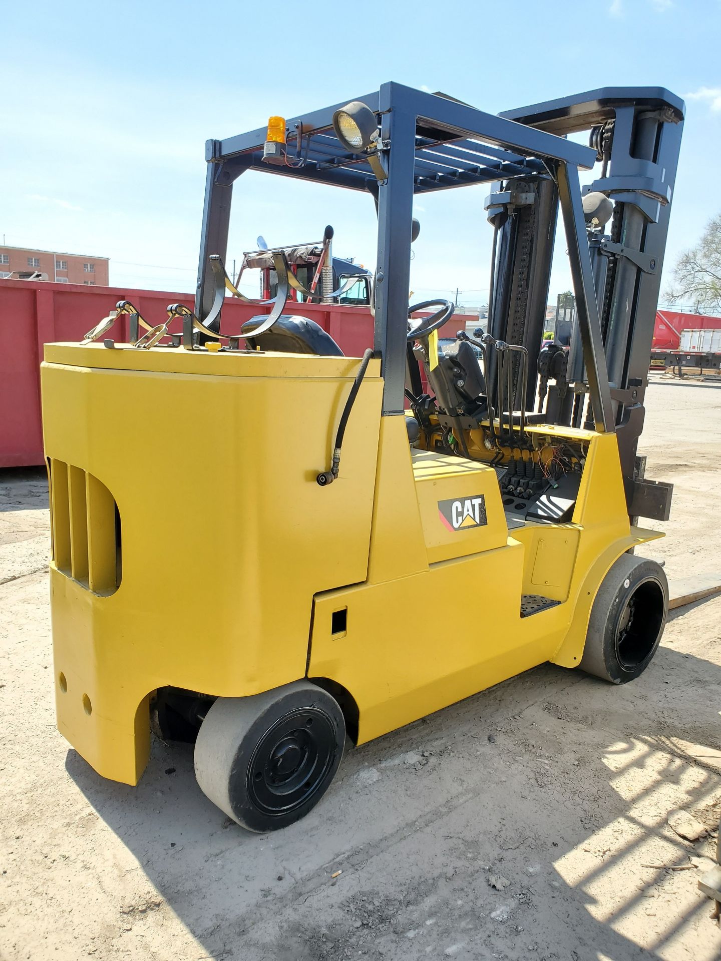 CATERPILLAR GC55KSTK 12,000 LB. CAP. LPG FORKLIFT, 3-STAGE MAST, 209'' MAX LOAD HEIGHT, 60'' - Image 7 of 11