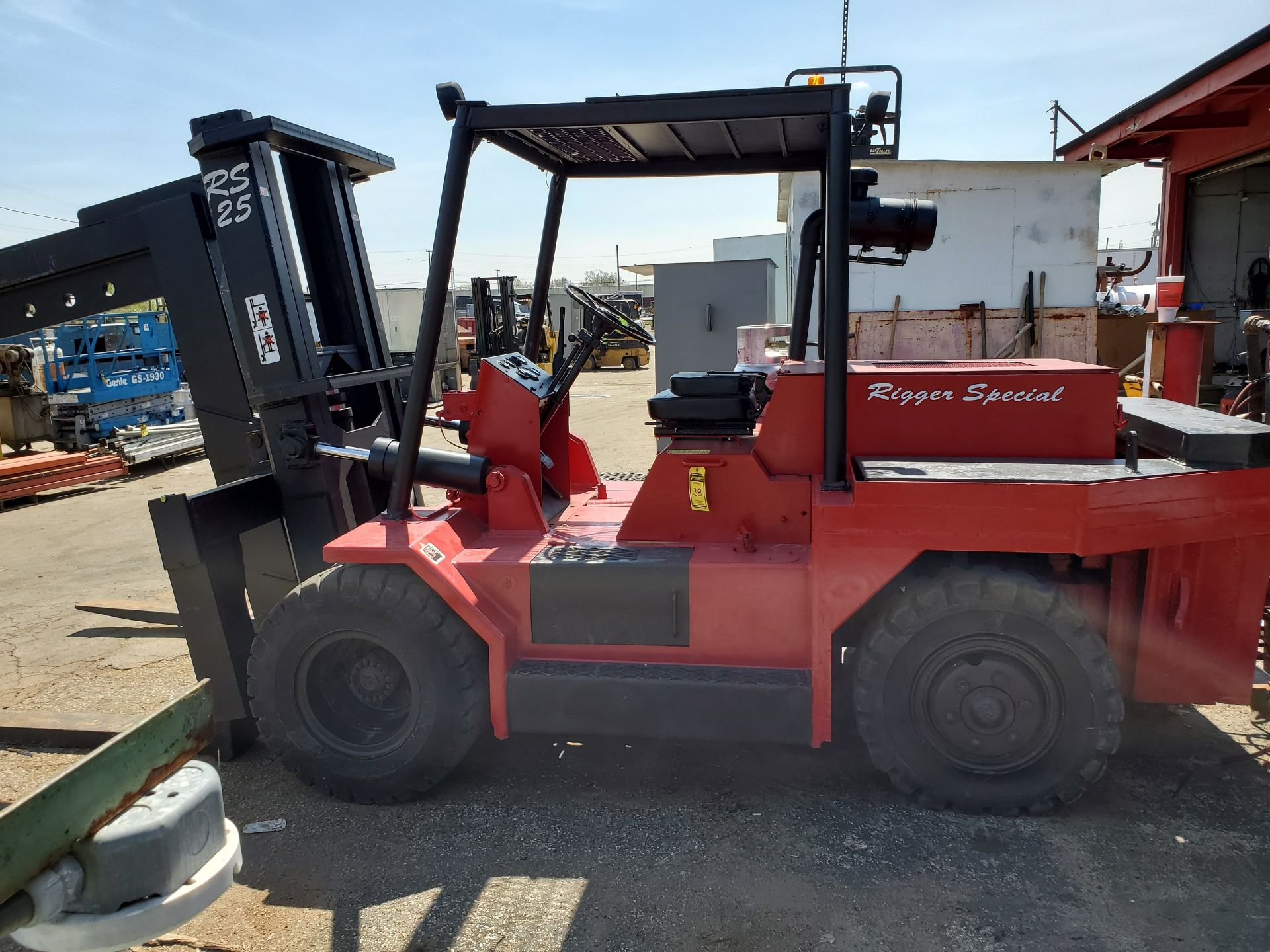 RIGGERS SPECIAL RS25 25,000 LB. CAP. LPG FORKLIFT, DUAL FRONT PNEUMATIC TIRES, 2-STAGE - Image 13 of 26