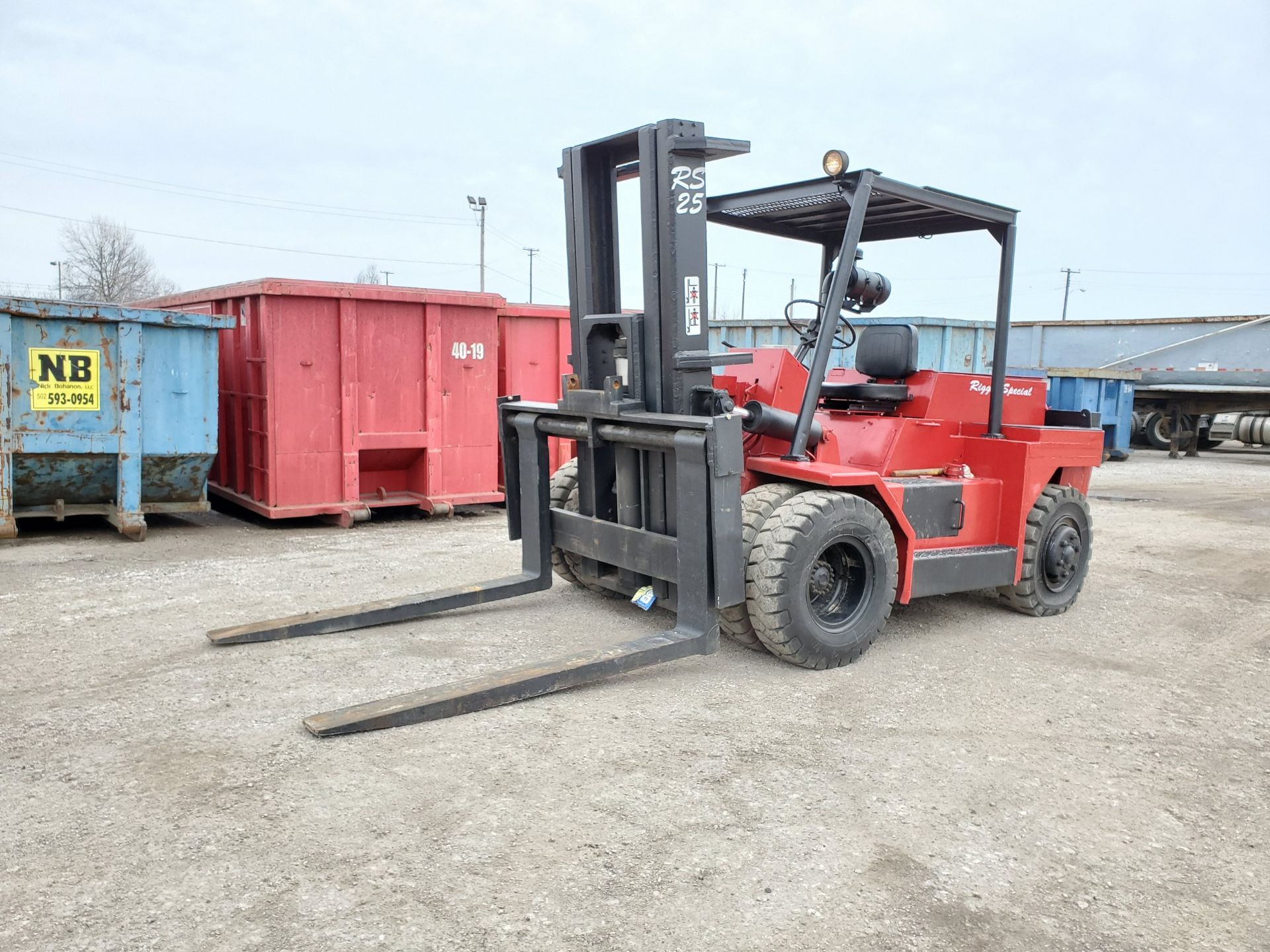 RIGGERS SPECIAL RS25 25,000 LB. CAP. LPG FORKLIFT, DUAL FRONT PNEUMATIC TIRES, 2-STAGE - Image 23 of 26