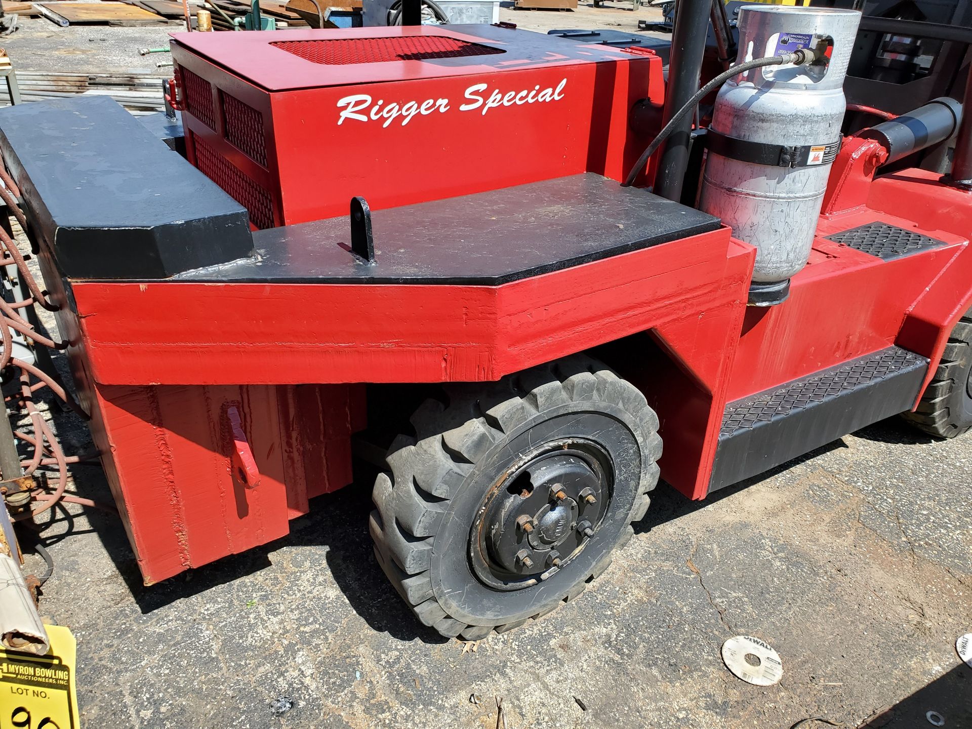 RIGGERS SPECIAL RS25 25,000 LB. CAP. LPG FORKLIFT, DUAL FRONT PNEUMATIC TIRES, 2-STAGE - Image 8 of 26