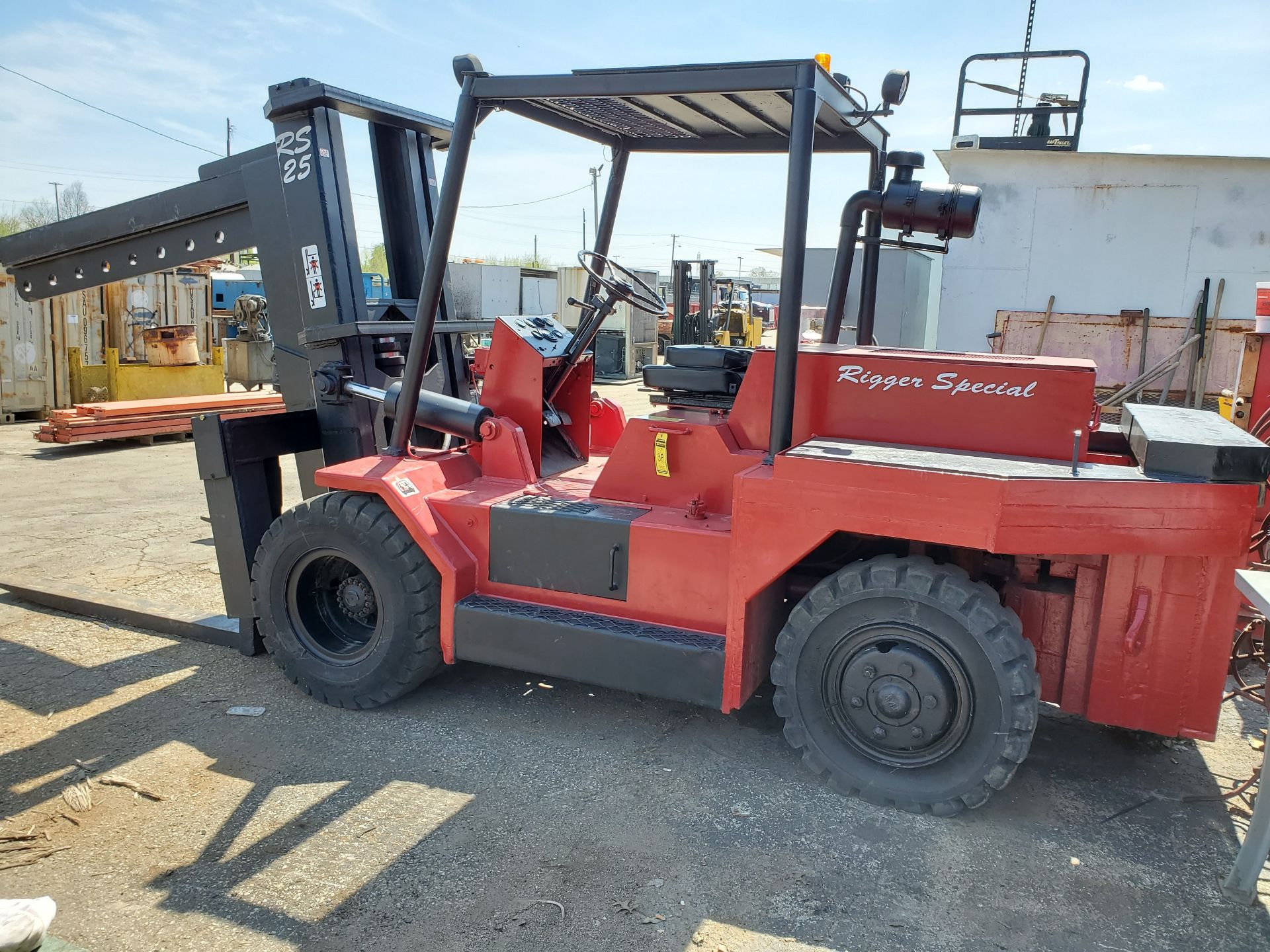 RIGGERS SPECIAL RS25 25,000 LB. CAP. LPG FORKLIFT, DUAL FRONT PNEUMATIC TIRES, 2-STAGE - Image 14 of 26