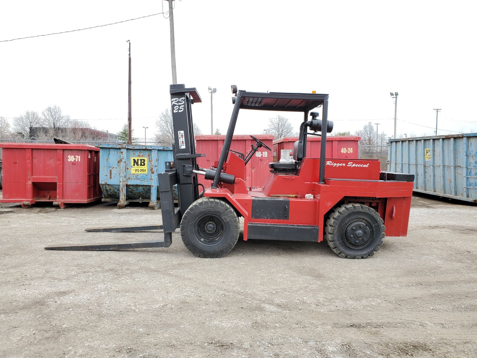 RIGGERS SPECIAL RS25 25,000 LB. CAP. LPG FORKLIFT, DUAL FRONT PNEUMATIC TIRES, 2-STAGE - Image 10 of 26