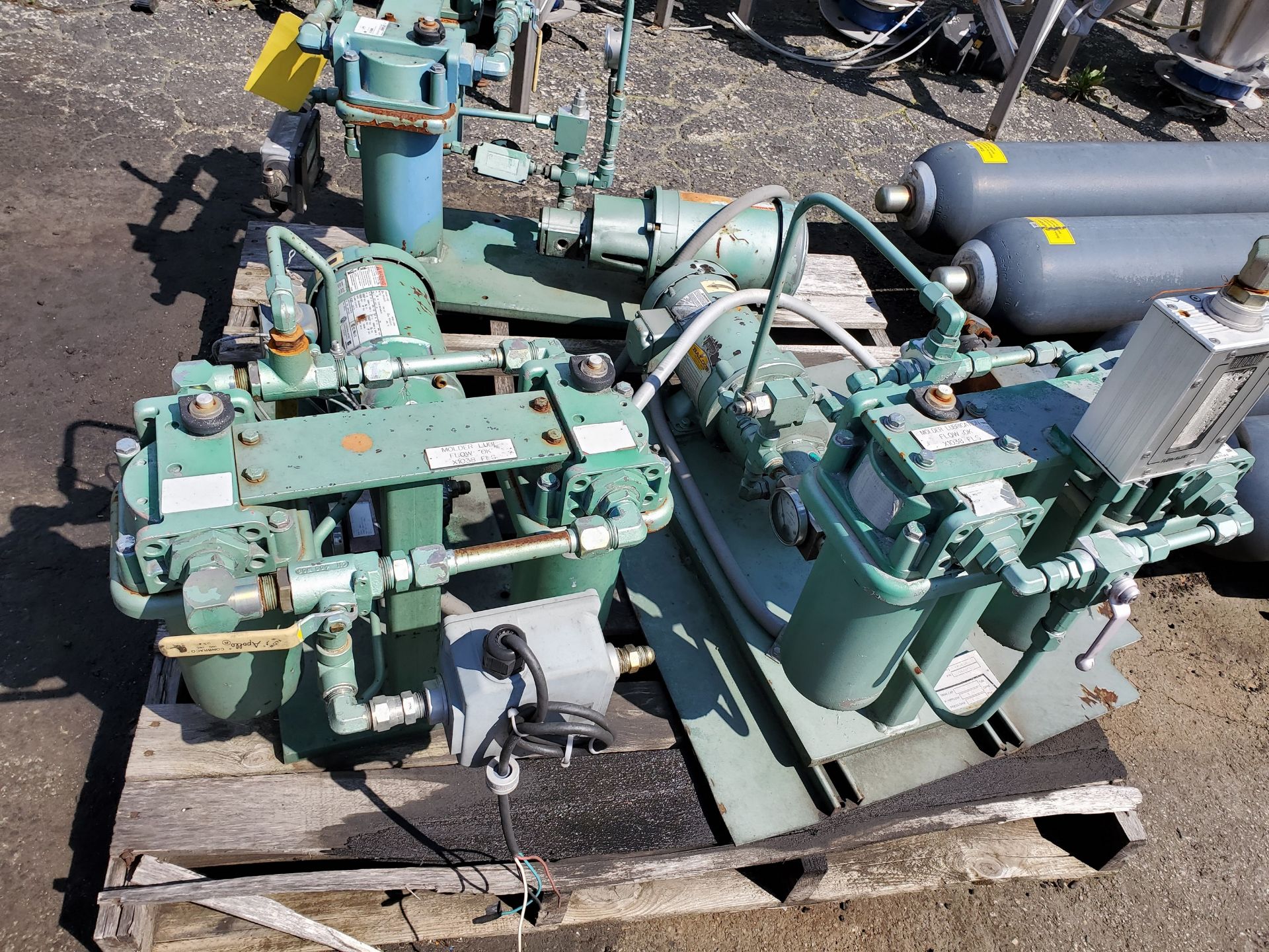 PALLET W/ (3) HALLOCK HYDRAULIC LUBRICATING PUMP UNITS, ALL W/ 1 HP MOTORS, MODEL S92618, S94266 & - Image 6 of 6