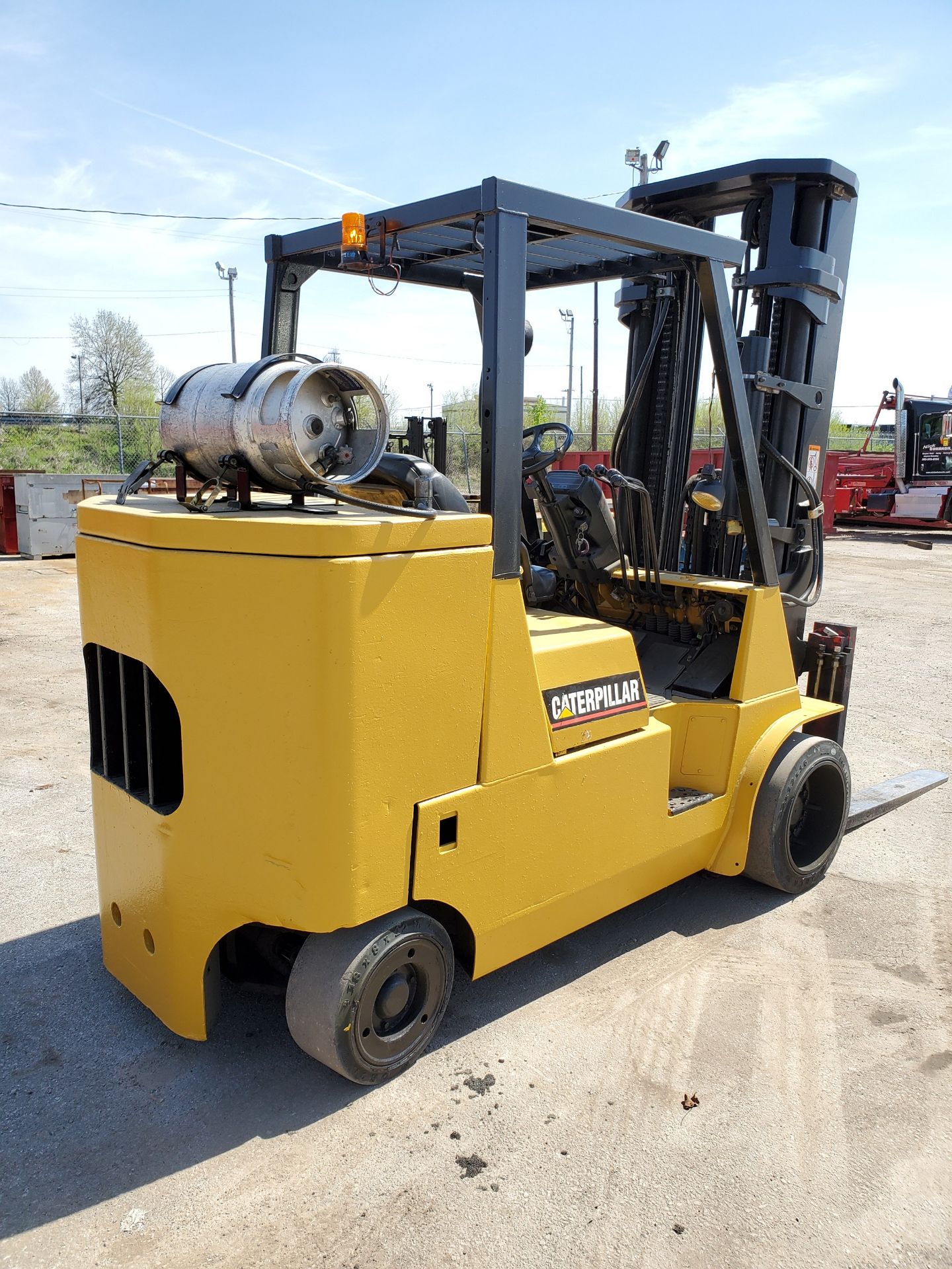 CATERPILLAR GC55KS1 12,000 LB. CAP. LPG FORKLIFT, 3-STAGE MAST, 209'' MAX LOAD HEIGHT, SOLID - Image 8 of 13