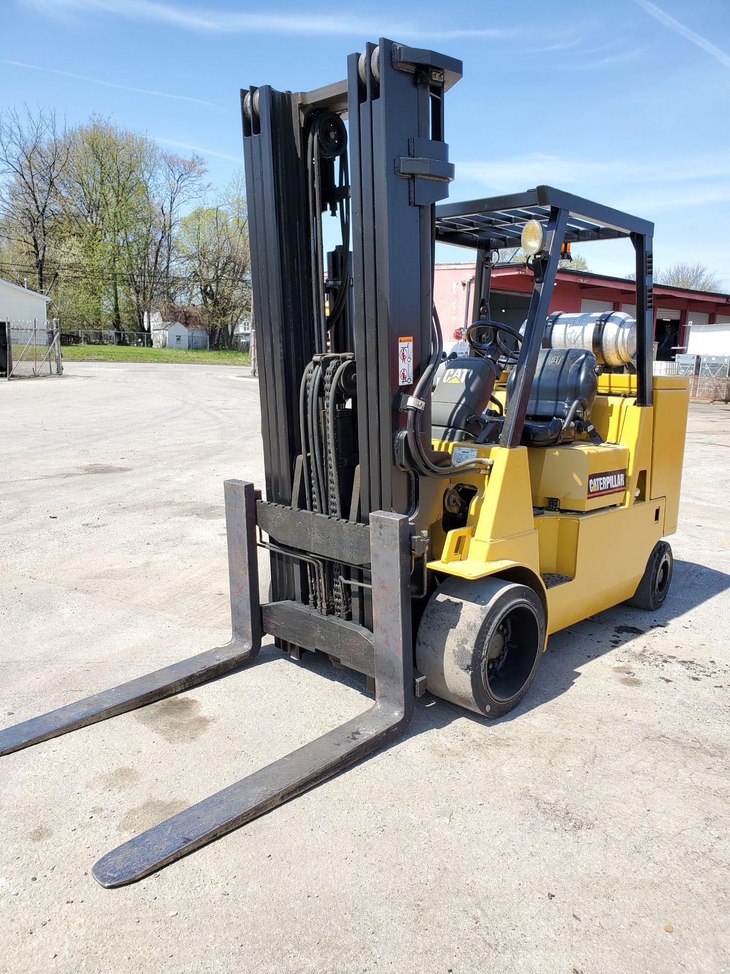 CATERPILLAR GC55KS1 12,000 LB. CAP. LPG FORKLIFT, 3-STAGE MAST, 209'' MAX LOAD HEIGHT, SOLID - Image 3 of 13