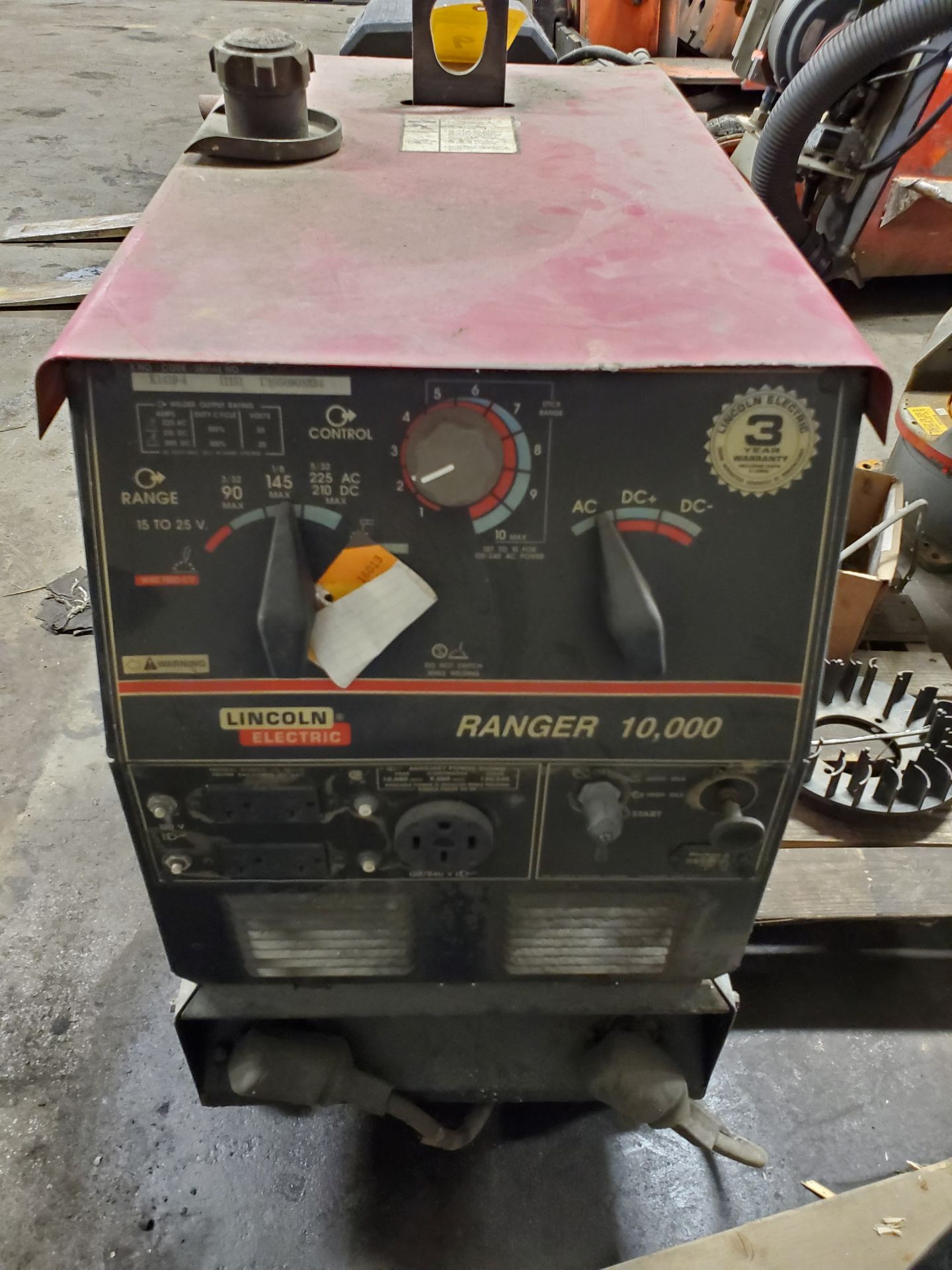 LINCOLN ELECTRIC RANGER 10,000 GAS POWERED WELDER/GENERATOR, (4) 120 V., (1) 120/240 V. OUTLETS, 991 - Image 4 of 5