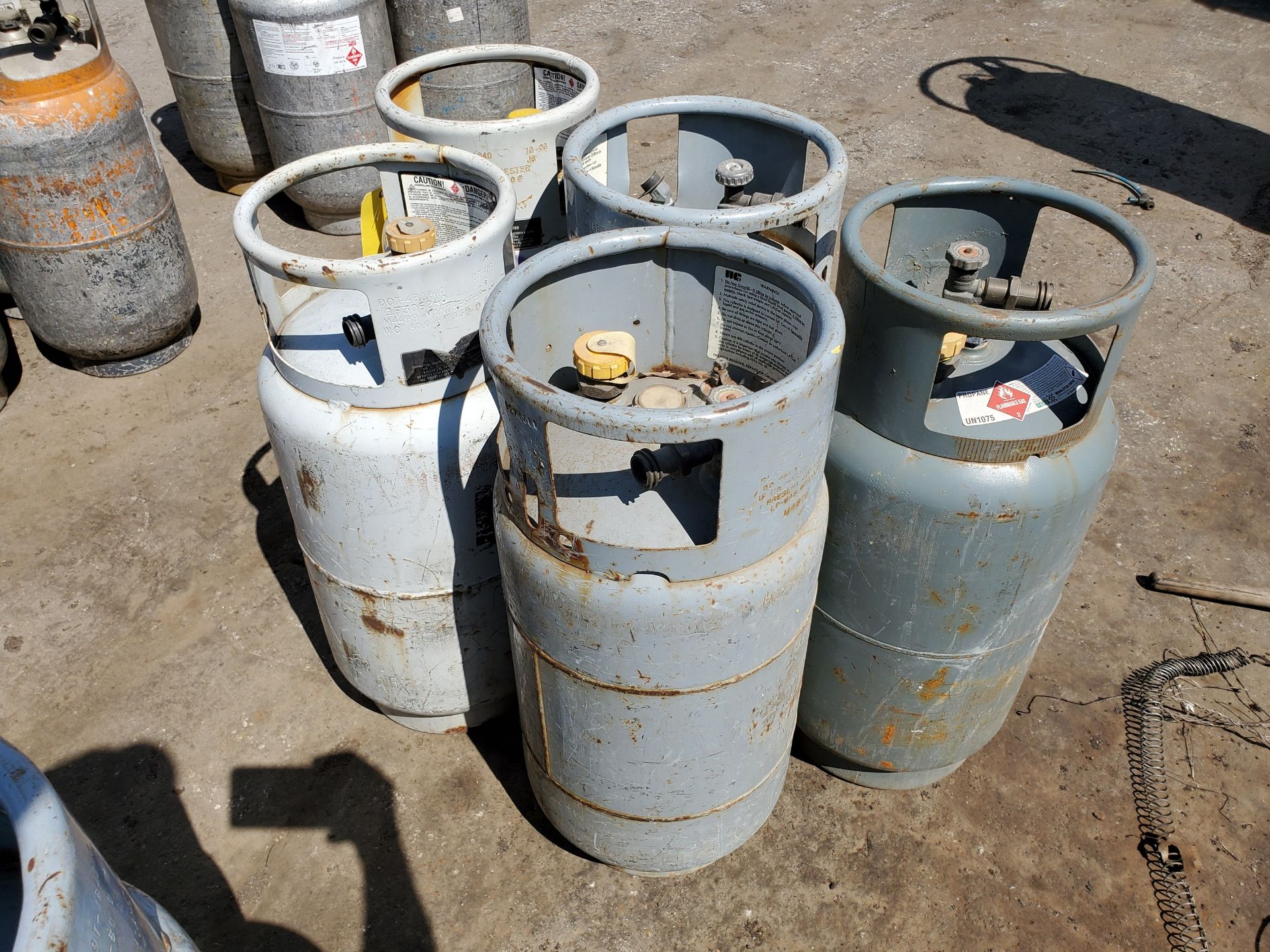 (5) 33# FORKLIFT PROPANE TANKS - Image 3 of 4