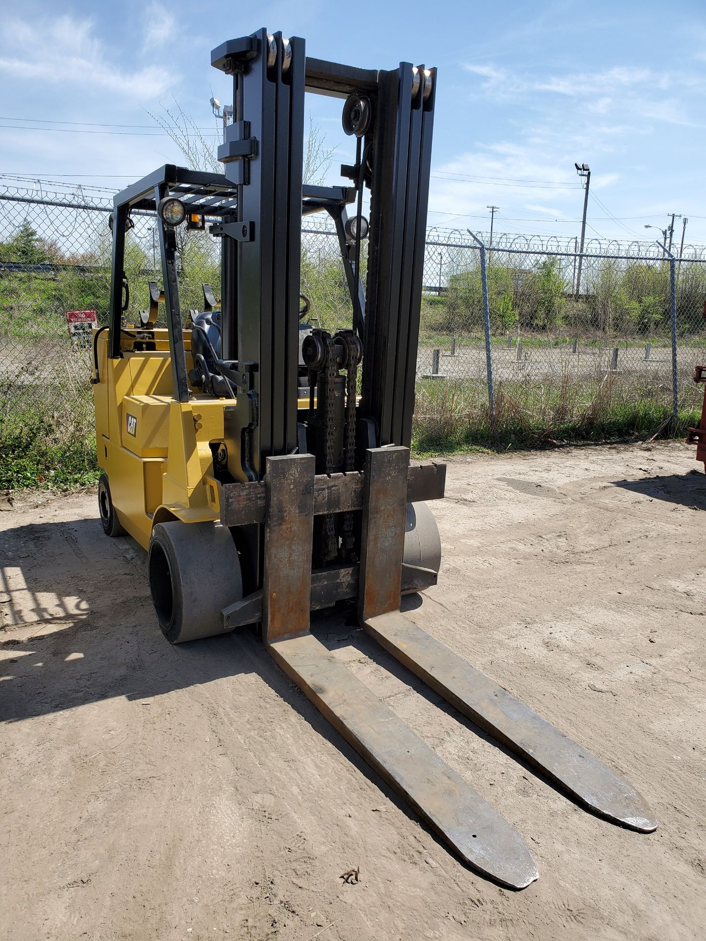 CATERPILLAR GC55KSTK 12,000 LB. CAP. LPG FORKLIFT, 3-STAGE MAST, 209'' MAX LOAD HEIGHT, 60'' - Image 2 of 11