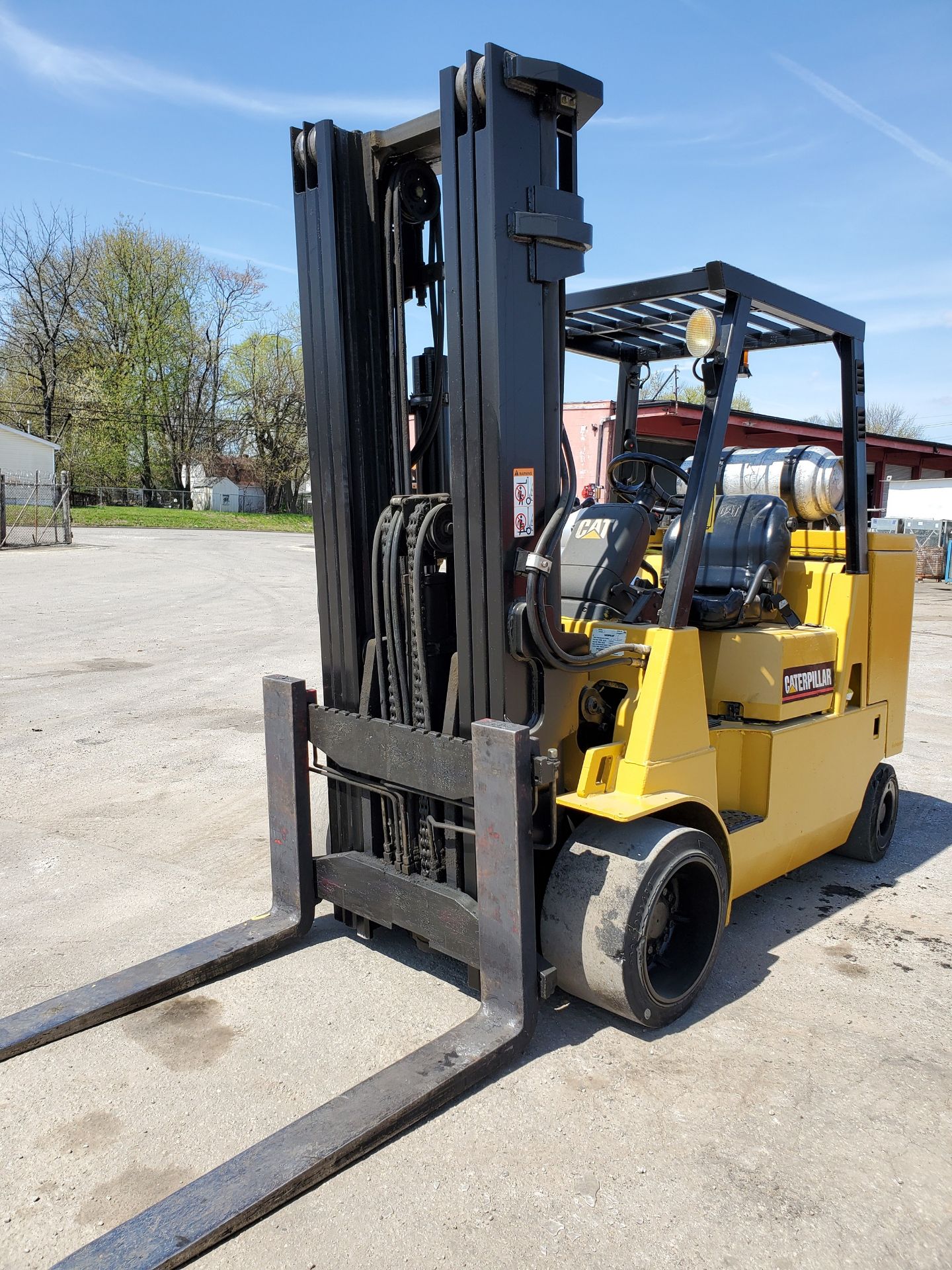 CATERPILLAR GC55KS1 12,000 LB. CAP. LPG FORKLIFT, 3-STAGE MAST, 209'' MAX LOAD HEIGHT, SOLID - Image 4 of 13