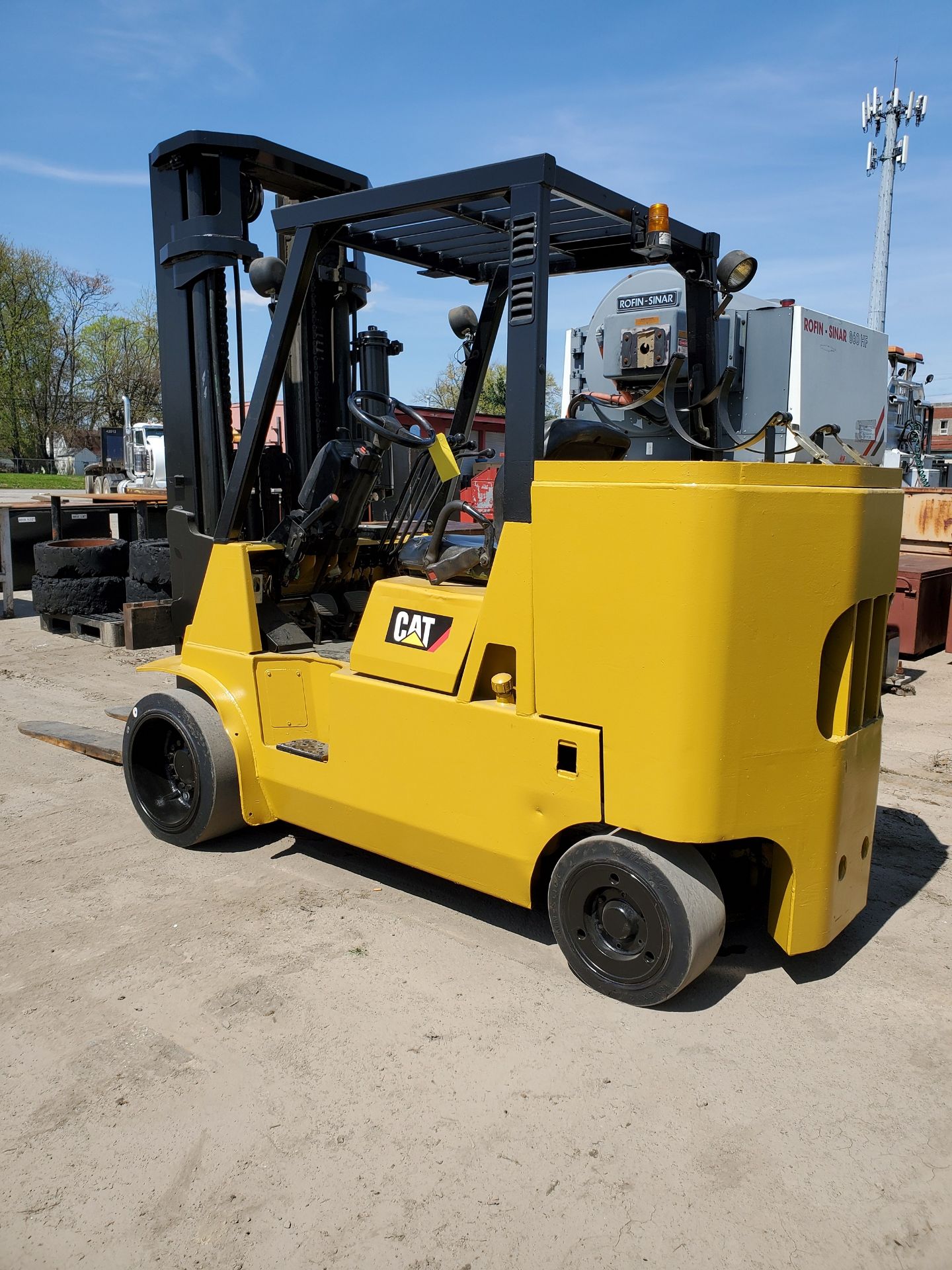 CATERPILLAR GC55KSTK 12,000 LB. CAP. LPG FORKLIFT, 3-STAGE MAST, 209'' MAX LOAD HEIGHT, 60'' - Image 3 of 11