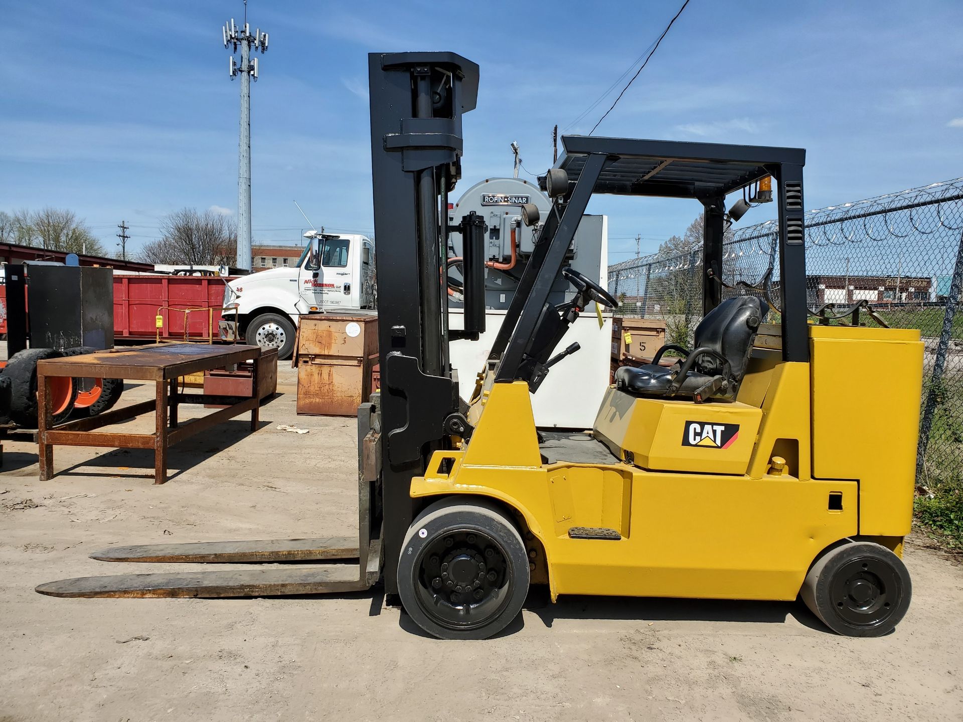 CATERPILLAR GC55KSTK 12,000 LB. CAP. LPG FORKLIFT, 3-STAGE MAST, 209'' MAX LOAD HEIGHT, 60'' - Image 6 of 11