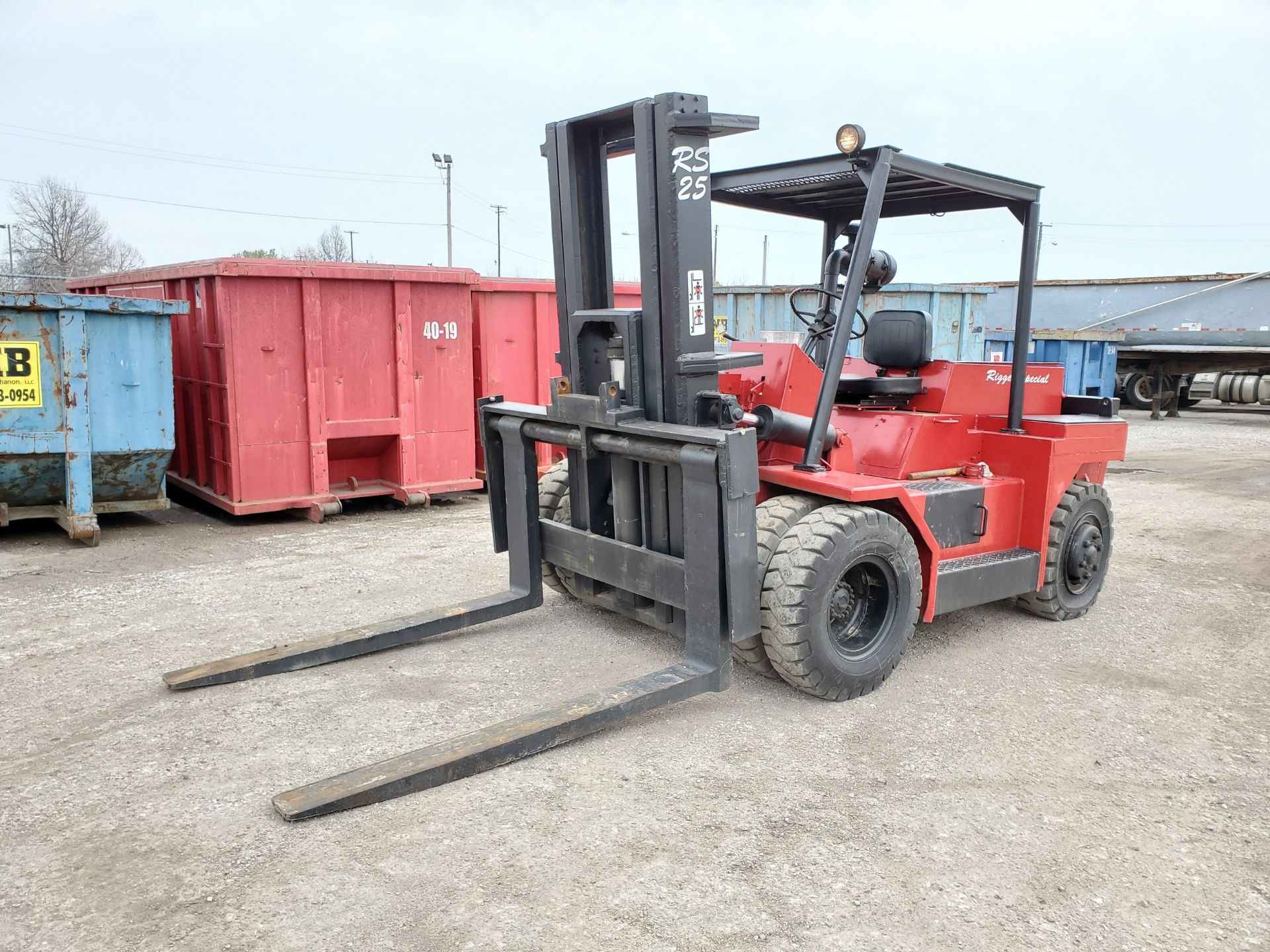 RIGGERS SPECIAL RS25 25,000 LB. CAP. LPG FORKLIFT, DUAL FRONT PNEUMATIC TIRES, 2-STAGE - Image 24 of 26