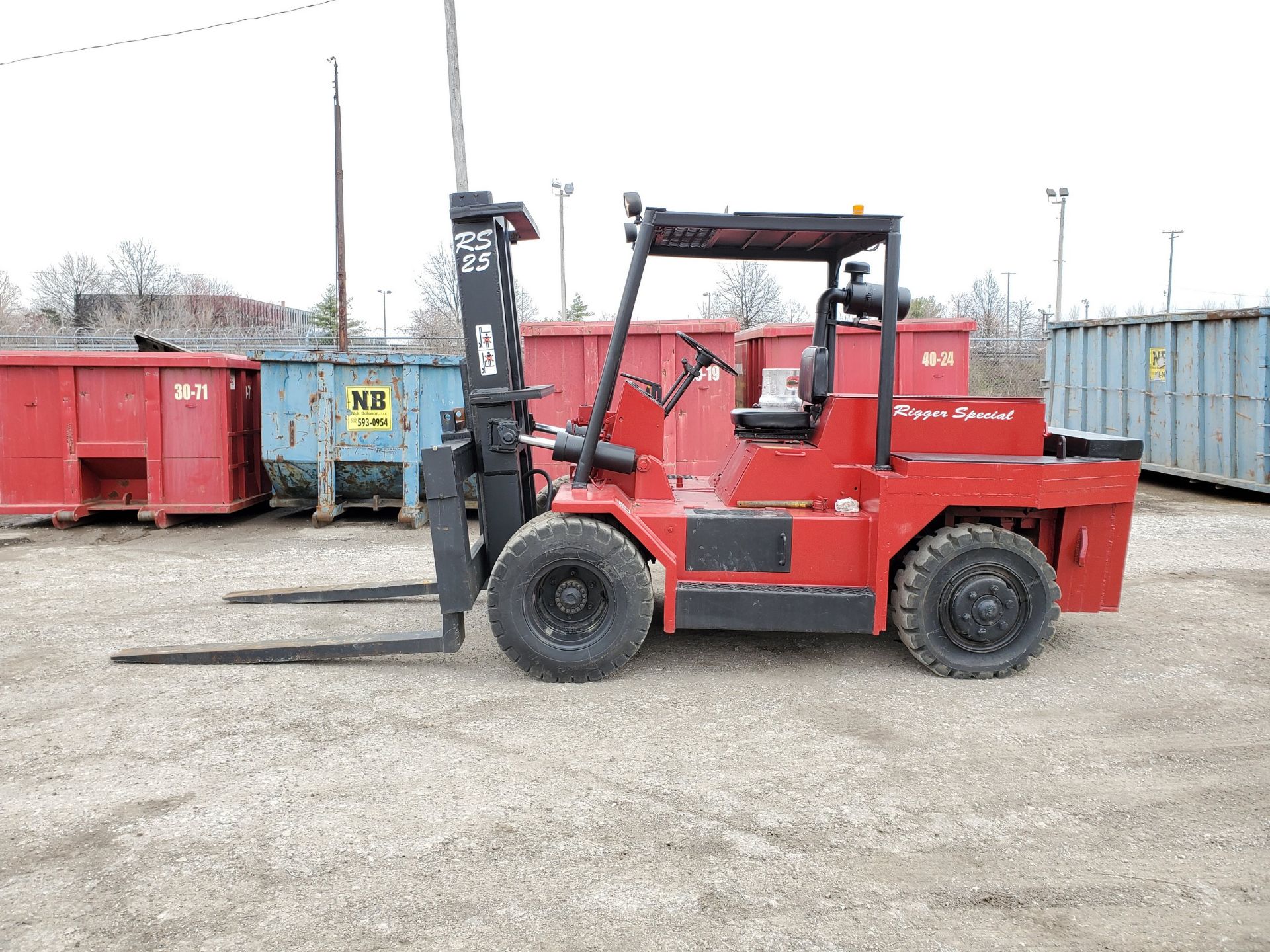 RIGGERS SPECIAL RS25 25,000 LB. CAP. LPG FORKLIFT, DUAL FRONT PNEUMATIC TIRES, 2-STAGE - Image 3 of 26