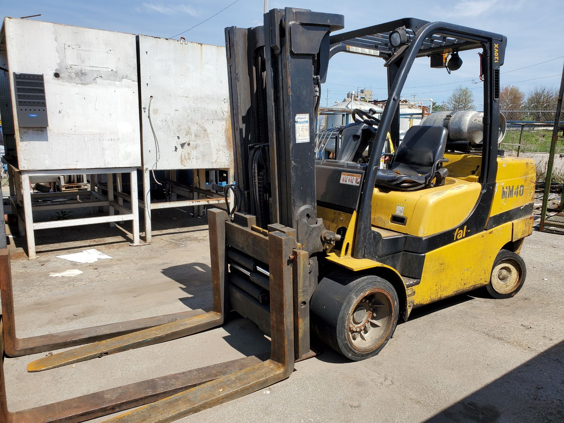 2013 YALE GLC120VX 12,000 LB. CAP. LPG FORKLIFT, 3-STAGE MAST, 163'' MAX LOAD HEIGHT, 42'' FORKS, - Image 3 of 10