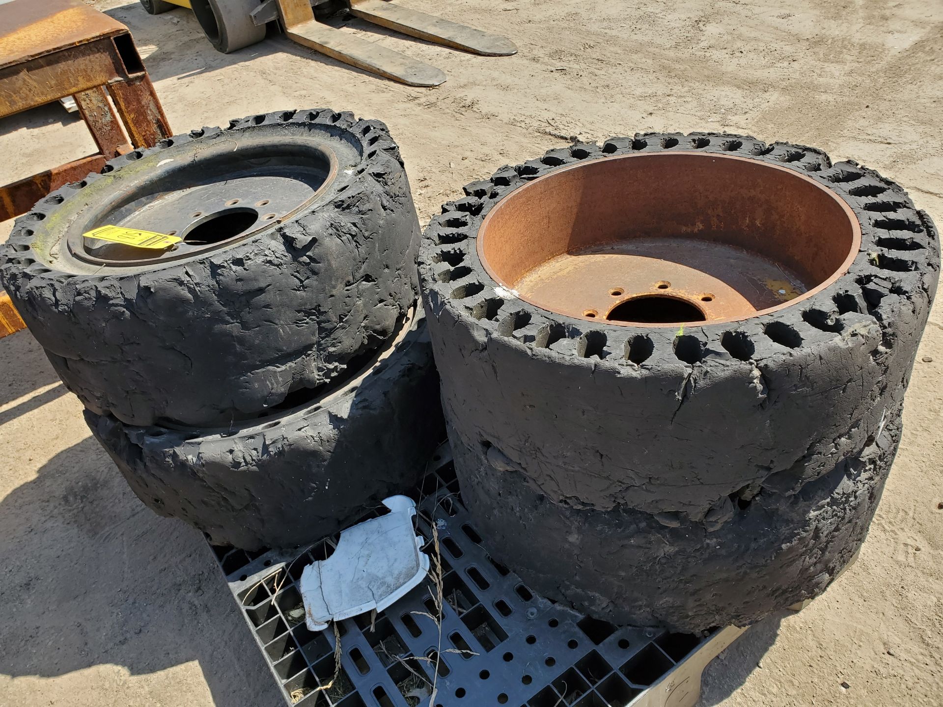 (4) SOLID SKID STEER WHEELS - Image 4 of 4