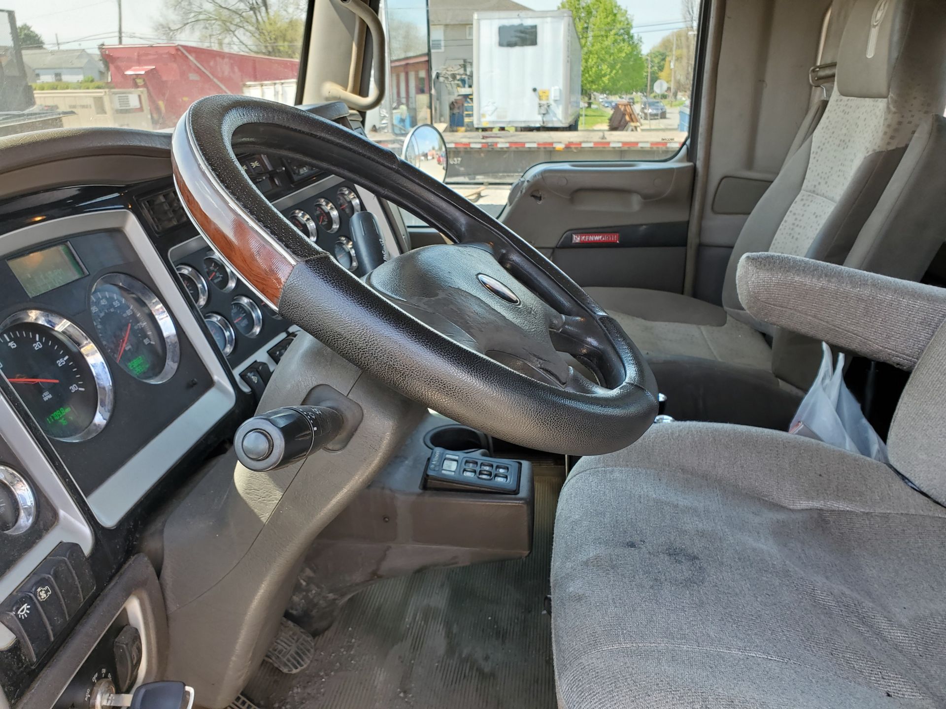 2014 KENWORTH T800 75,000 LB. HOIST & ROLL-OFF TRACTOR, VIN 1NKDX4TX1EJ341596, 258,000 MILES, - Image 23 of 34