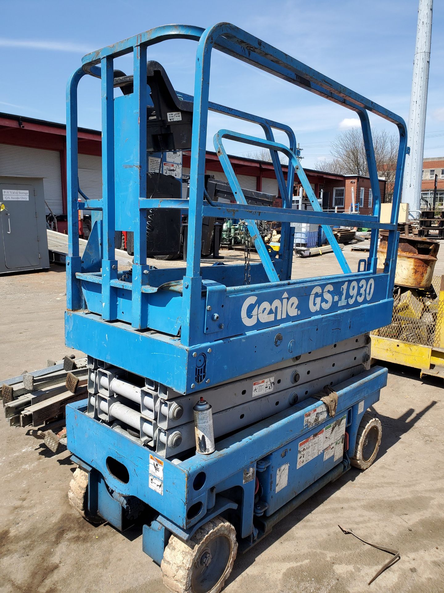 GENIE GS-1930 ELECTRIC SCISSOR LIFT, 19' MAX PLATFORM HEIGHT, 500 LB. CAP., #7046 - Image 5 of 8