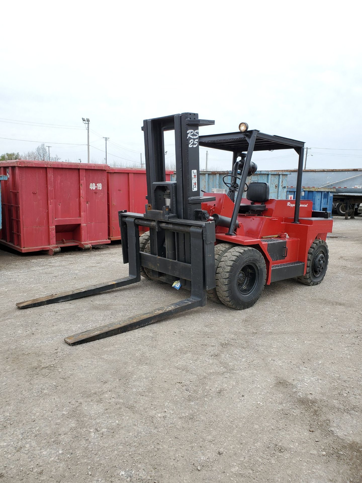 RIGGERS SPECIAL RS25 25,000 LB. CAP. LPG FORKLIFT, DUAL FRONT PNEUMATIC TIRES, 2-STAGE - Image 15 of 26