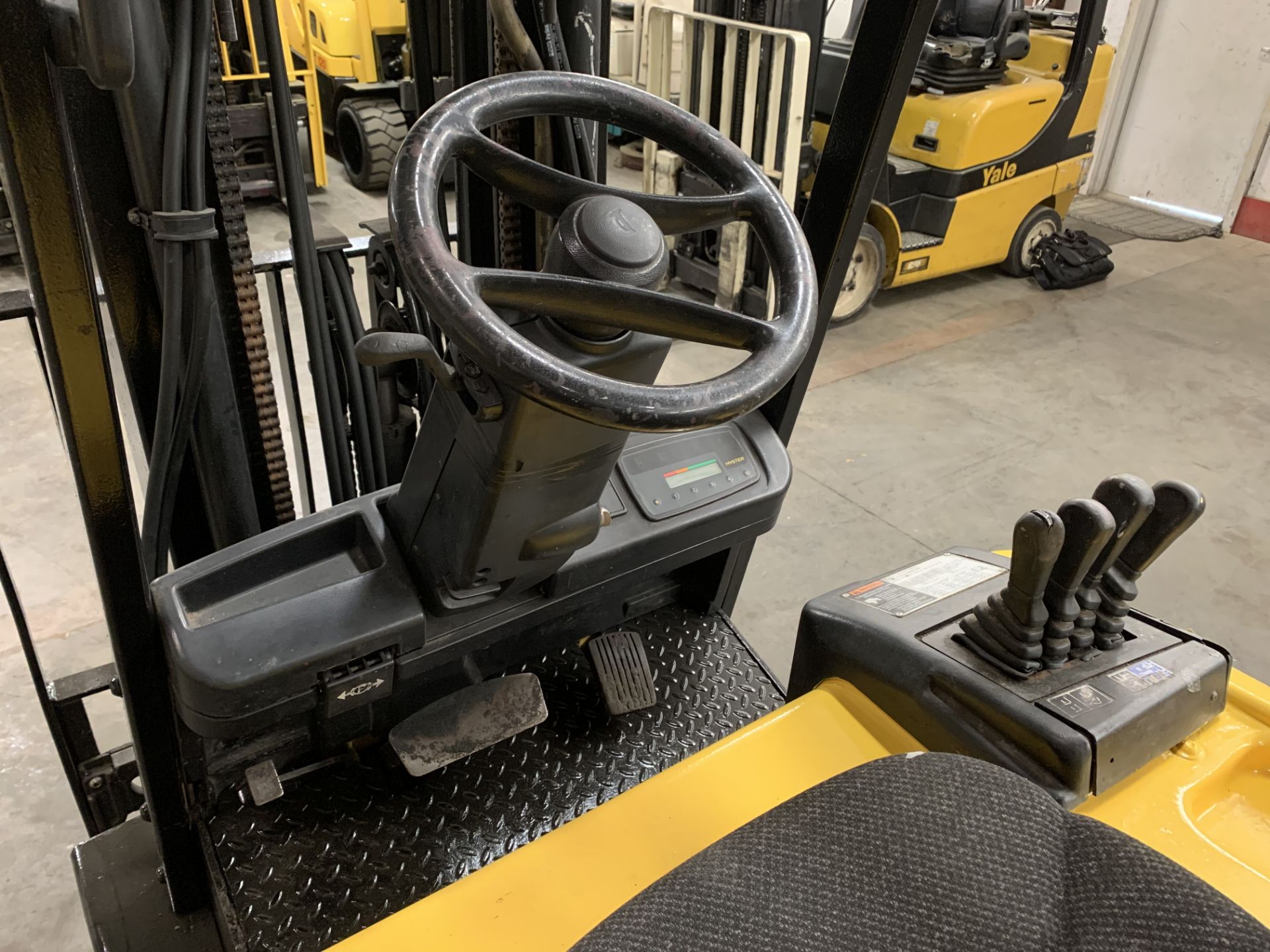 LOCATED 2647 MORHGAN LANE* 2007 HYSTER 5,000 LB CAP FORKLIFT, MOD: E50Z, 36V, SOLID TIRES, SIDEHSIFT - Image 6 of 9