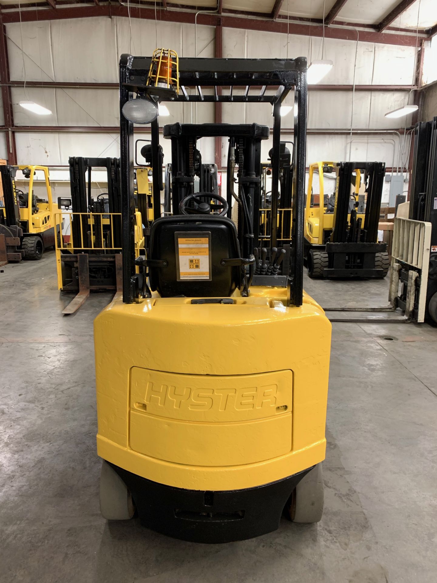 LOCATED 2647 MORHGAN LANE* 2007 HYSTER 5,000 LB CAP FORKLIFT, MOD: E50Z, 36V, SOLID TIRES, SIDEHSIFT - Image 4 of 9