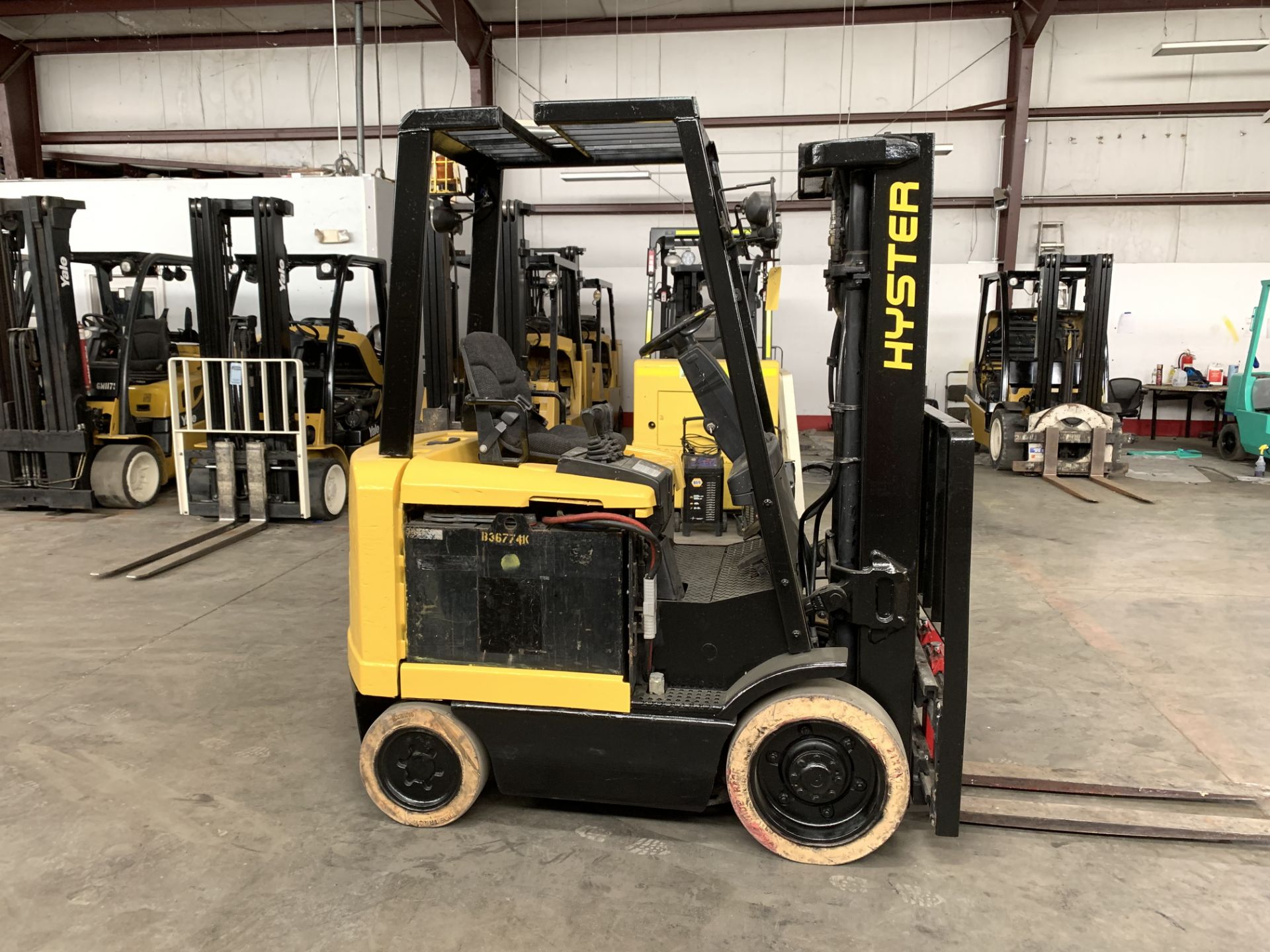 LOCATED 2647 MORHGAN LANE* 2007 HYSTER 5,000 LB CAP FORKLIFT, MOD: E50Z, 36V, SOLID TIRES, SIDEHSIFT - Image 3 of 9