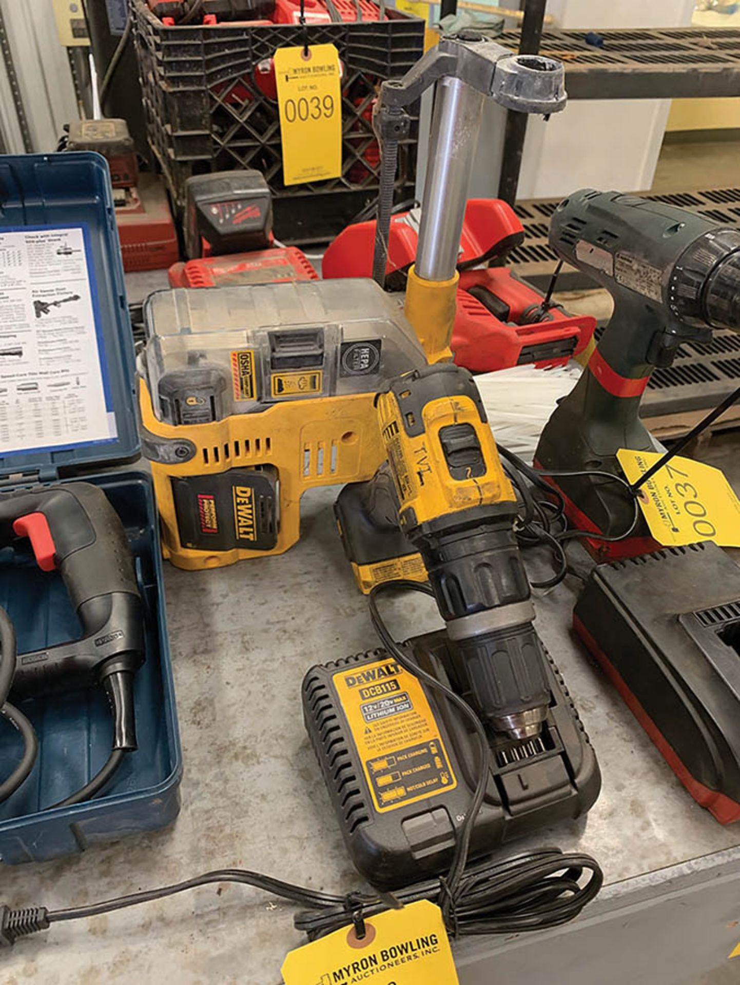 DEWALT CORDLESS DUST EXTRACTOR AND DRILL WITH CHARGER