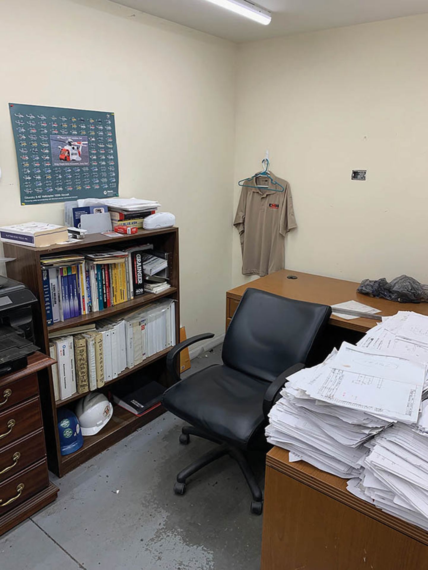 ASSORTED OFFICE FURNITURE IN SHOP, INCLUDING (9) CHAIRS, (7) DESKS, AND CABINETS - Image 3 of 4