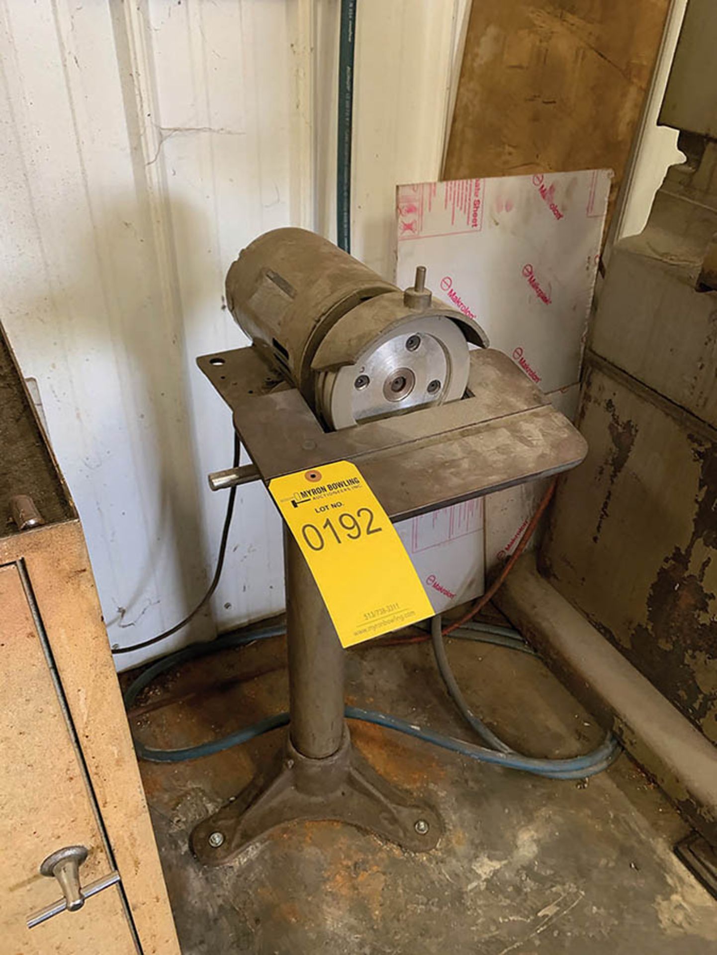 TOOLING SHARPENER ON PEDESTAL